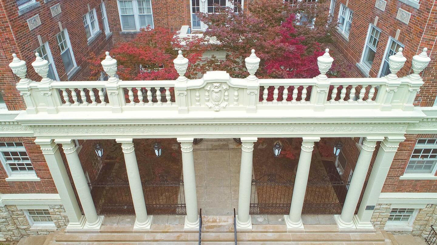 Every element of the entablature (the horizontal bands on top the columns) was deconstructed; sent to Chicago for molds to be made and new stonework cast. Here is the restored colonnade. 

#kansascity #sophianplazakc #sophianplaza #historicarchitectu