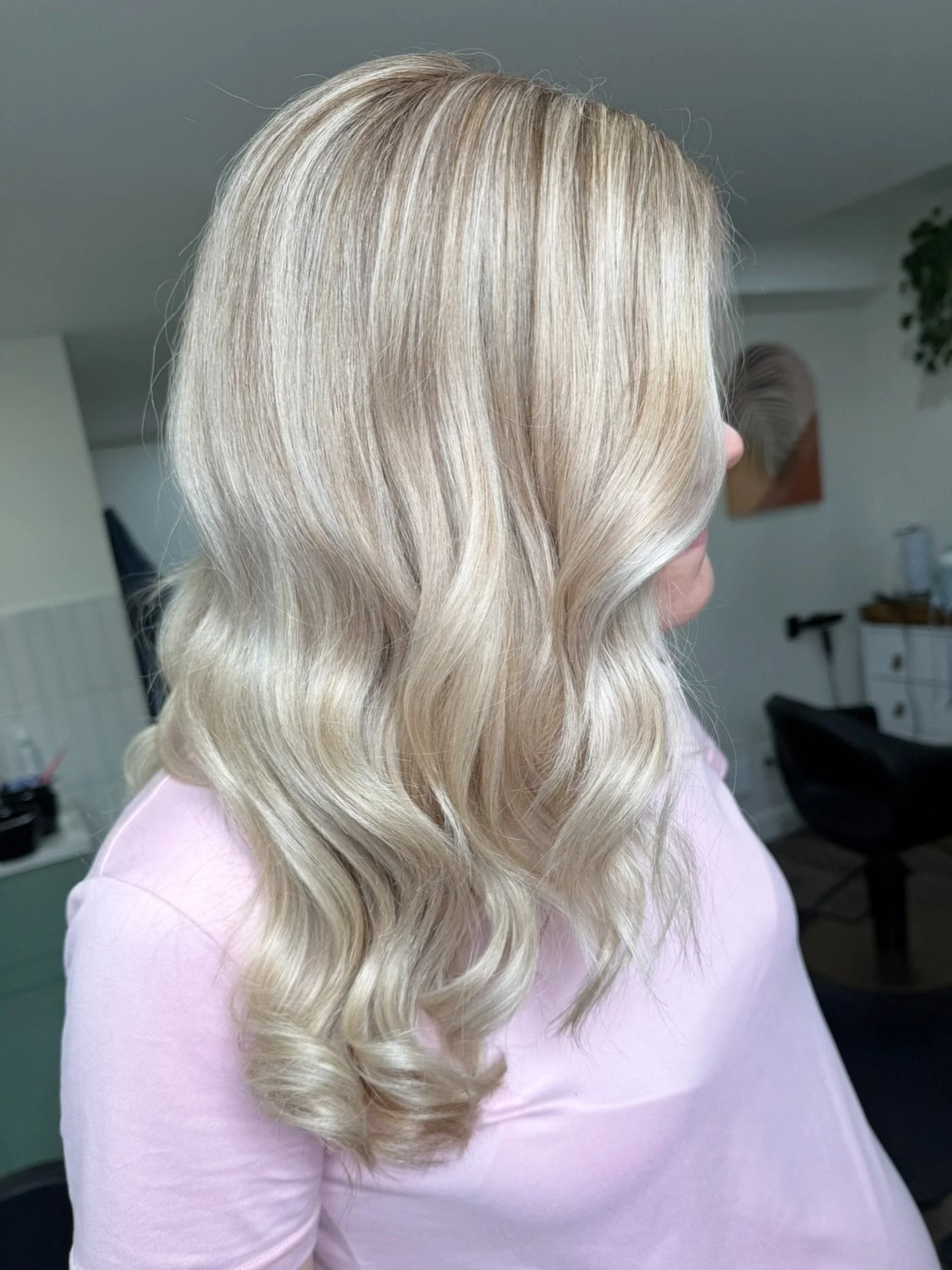 Bright blonde vibes + baby on the way = glow mode activated ✨