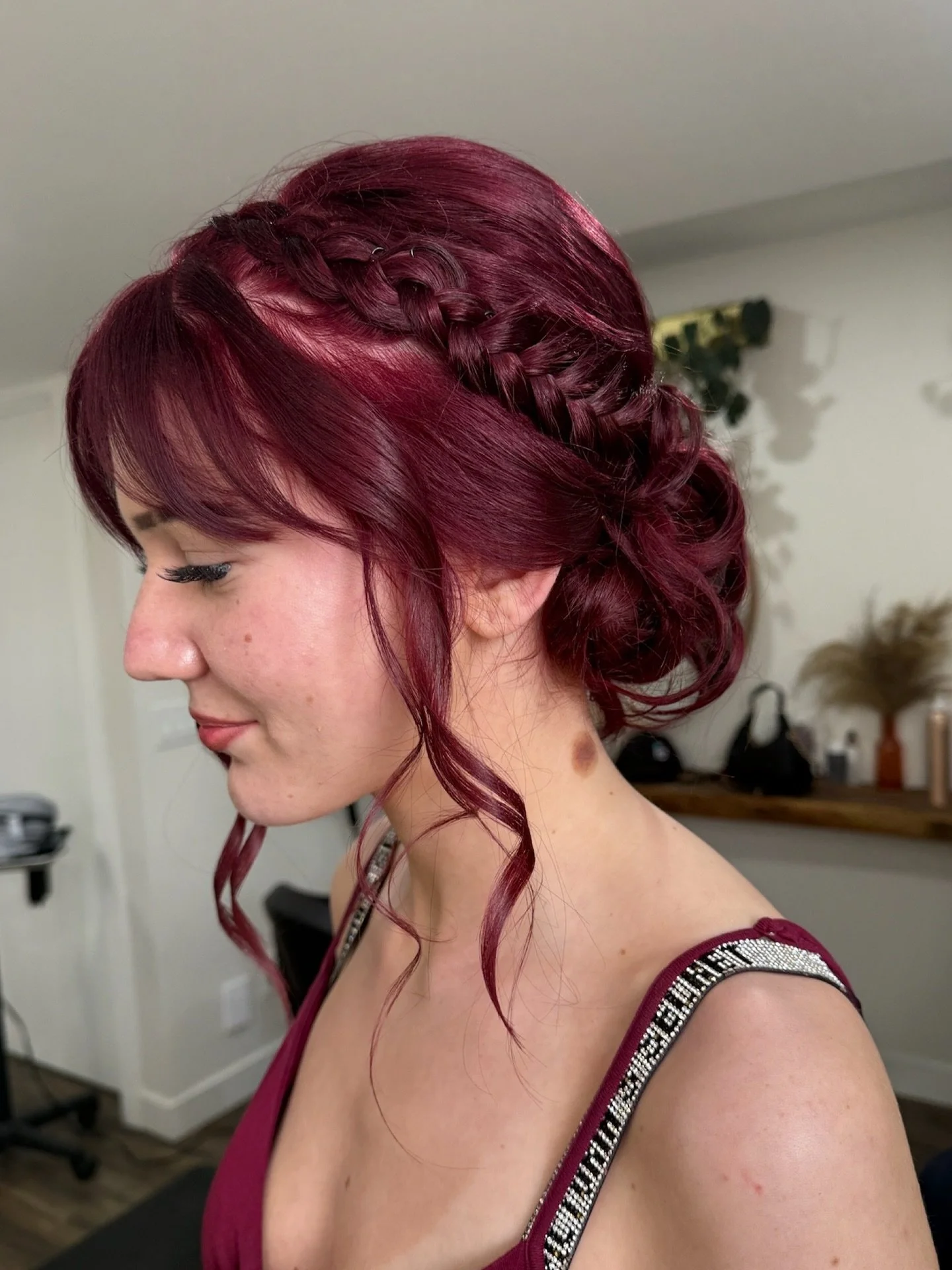 It&rsquo;s been a minute but that&rsquo;s how me and Instagram roll&hellip;haha. Here&rsquo;s a grad style I created for this beautiful client! Serving red carpet energy on grad day ❤️ #hairyyc #updohairstyles #prettyhairdontcare
