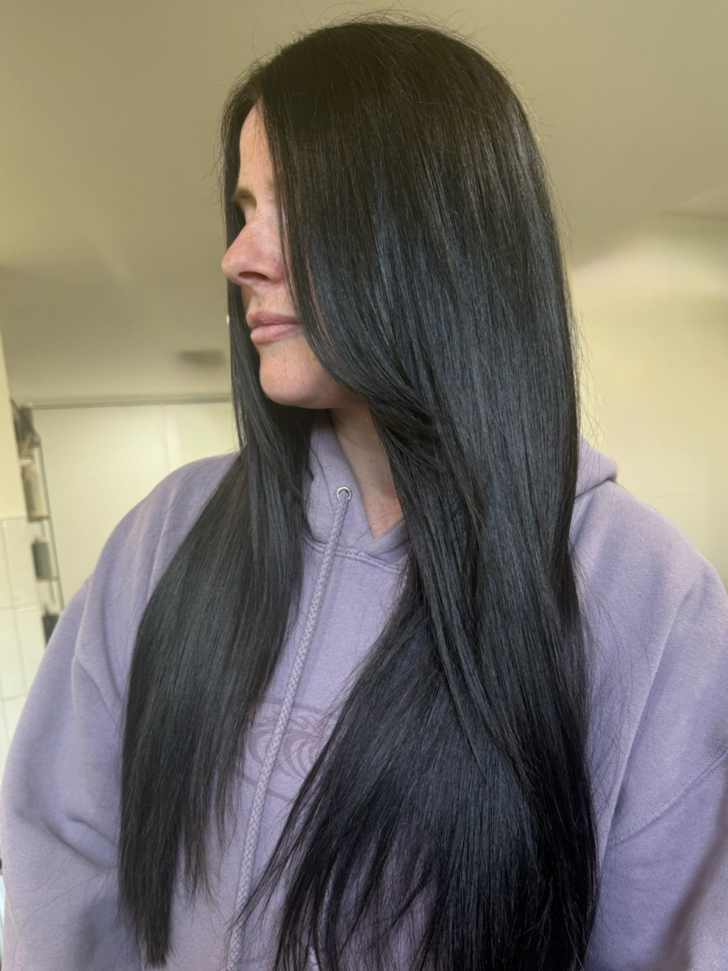 The longer, the shinier, the better 🖤 Homegrown hair at its finest - a fresh colour and healthy trim, all natural and no extensions!
