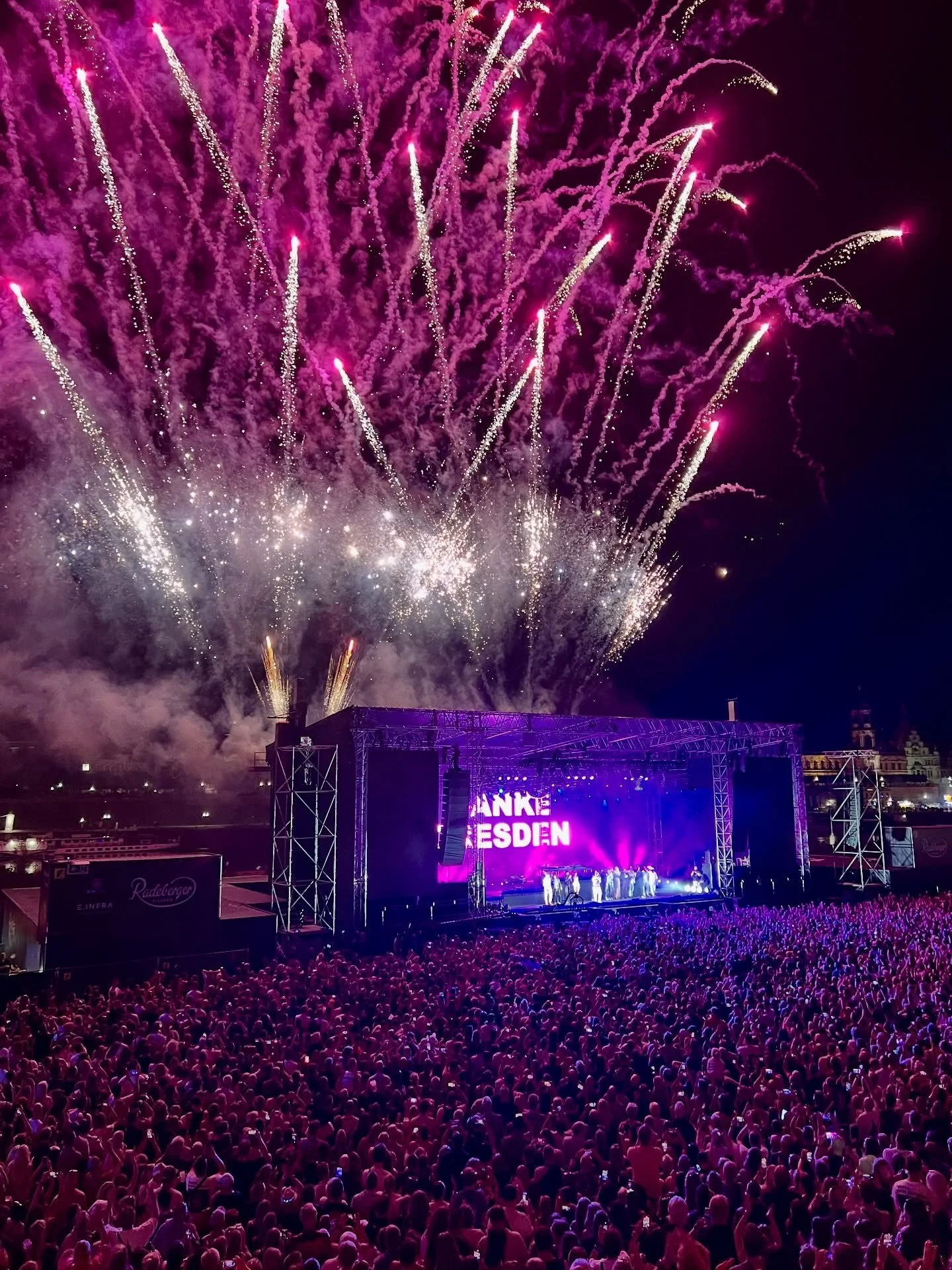 what a party 🎆🎇 with @purple_disco_machine @mosskena @frankiemayudberg @bastianvoelkel
#purplediscomachine #mosskena #dresden #fireworks #livemusic