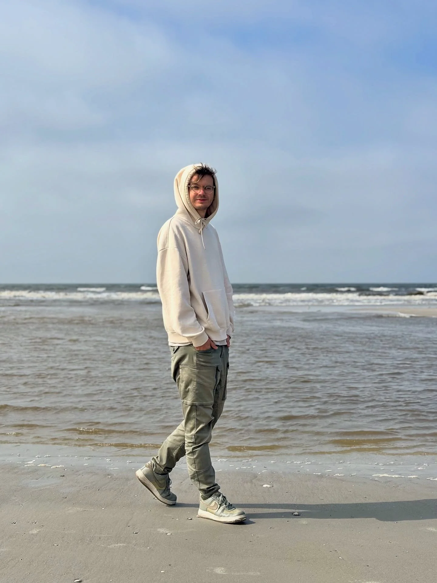 some slides
1️⃣-3️⃣ beach @strandgutresort 
4️⃣ practicing with my unplugged set
5️⃣-8️⃣ hamburg with @jessetellem 
9️⃣-🔟 berlin 
⏸️ aftershow drinks 
1️⃣2️⃣ acoustic show w/ @ferdinandschwartz @tomfi_ @strandgutresort 
1️⃣3️⃣ offtopic squirrel 🐿️