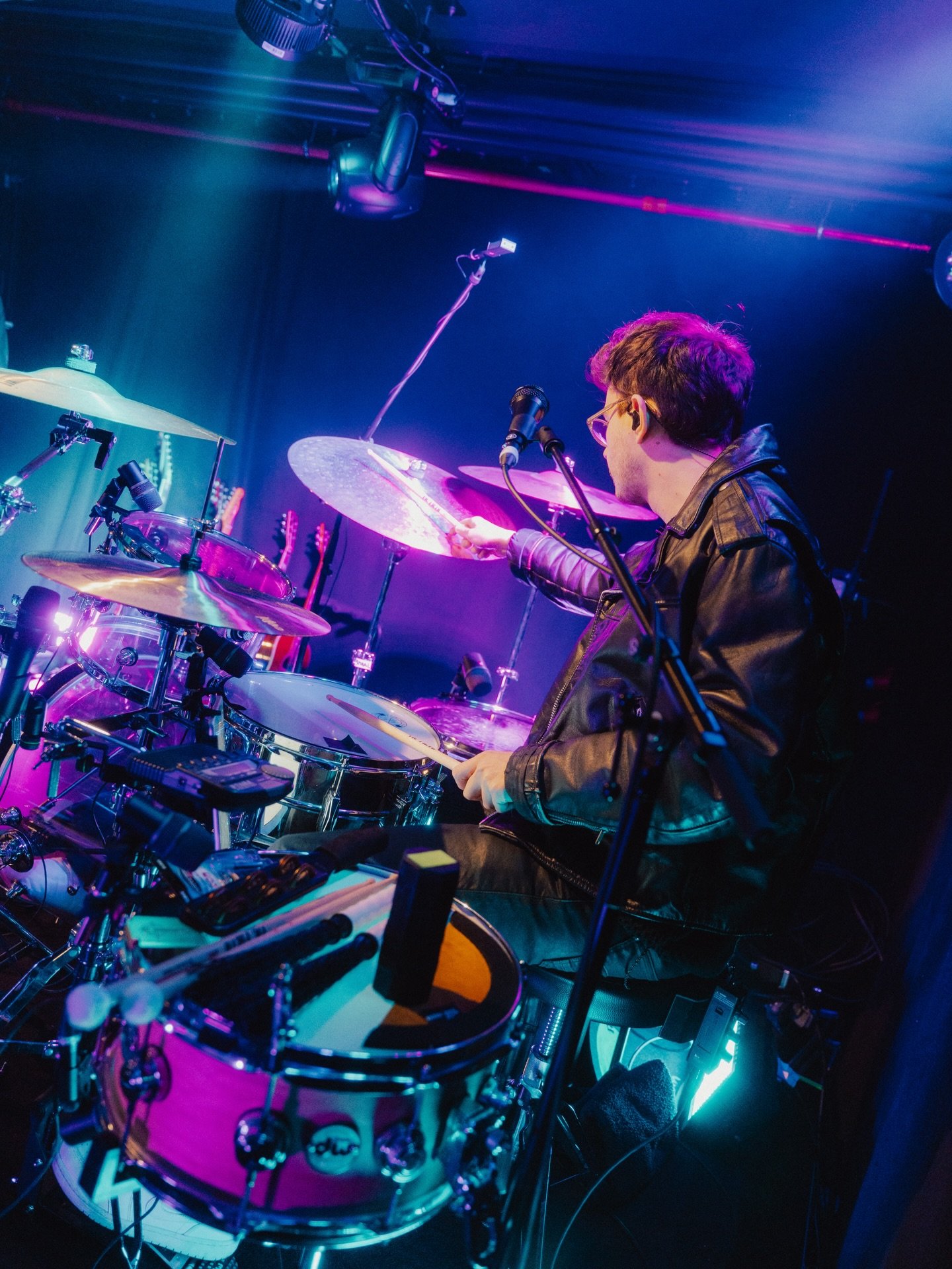 📸 @tobi.wawak 

@dwdrums
@seelectronics
@remopercussion
@remo_gewadrums 
@zildjiancompany
@vicfirth
@visionears
&nbsp;
#livemusic #drums #drummer #drumset #drumlife