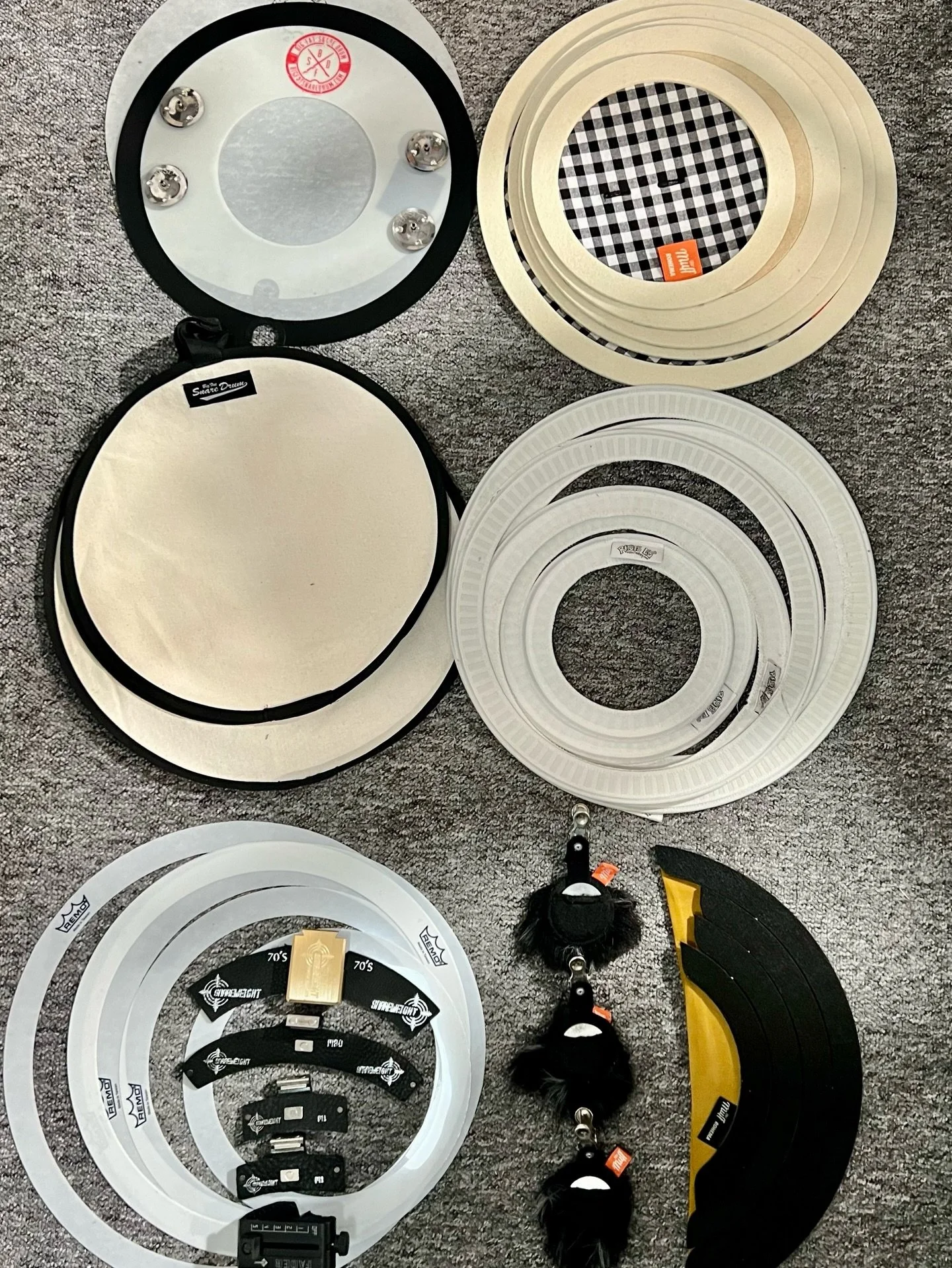 As much as i love open tones, i also enjoy experimenting with different muffling options when the music calls for it.
What&lsquo;s your favorite muffling system that might be missing in the photo?

#drums #mufflingtools #vintagesounds #flatlay