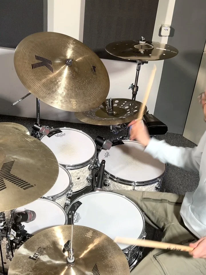 Febr Slides 

1️⃣ RLLKRL Chop
2️⃣ Baywatch Intro
3️⃣ Pink
4️⃣ Echo - Olivia Dean 5️⃣ Birthday month 
6️⃣ Pad Exercise using Doubles 
7️⃣ Paradiddle groupings 3 - 8
8️⃣ Double kick fill
9️⃣ Odd grouping phrasing
🔟 Cross over fill 
⏸️ Sing meinen Song