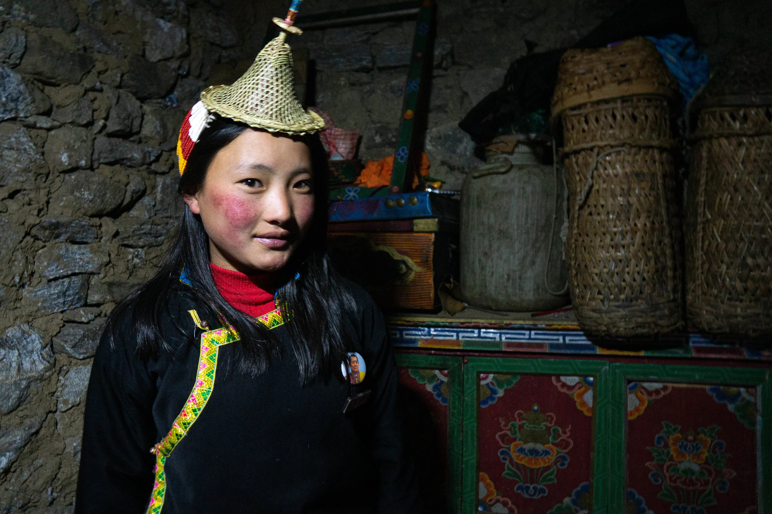 A Layap girl wearing the belo conical hat