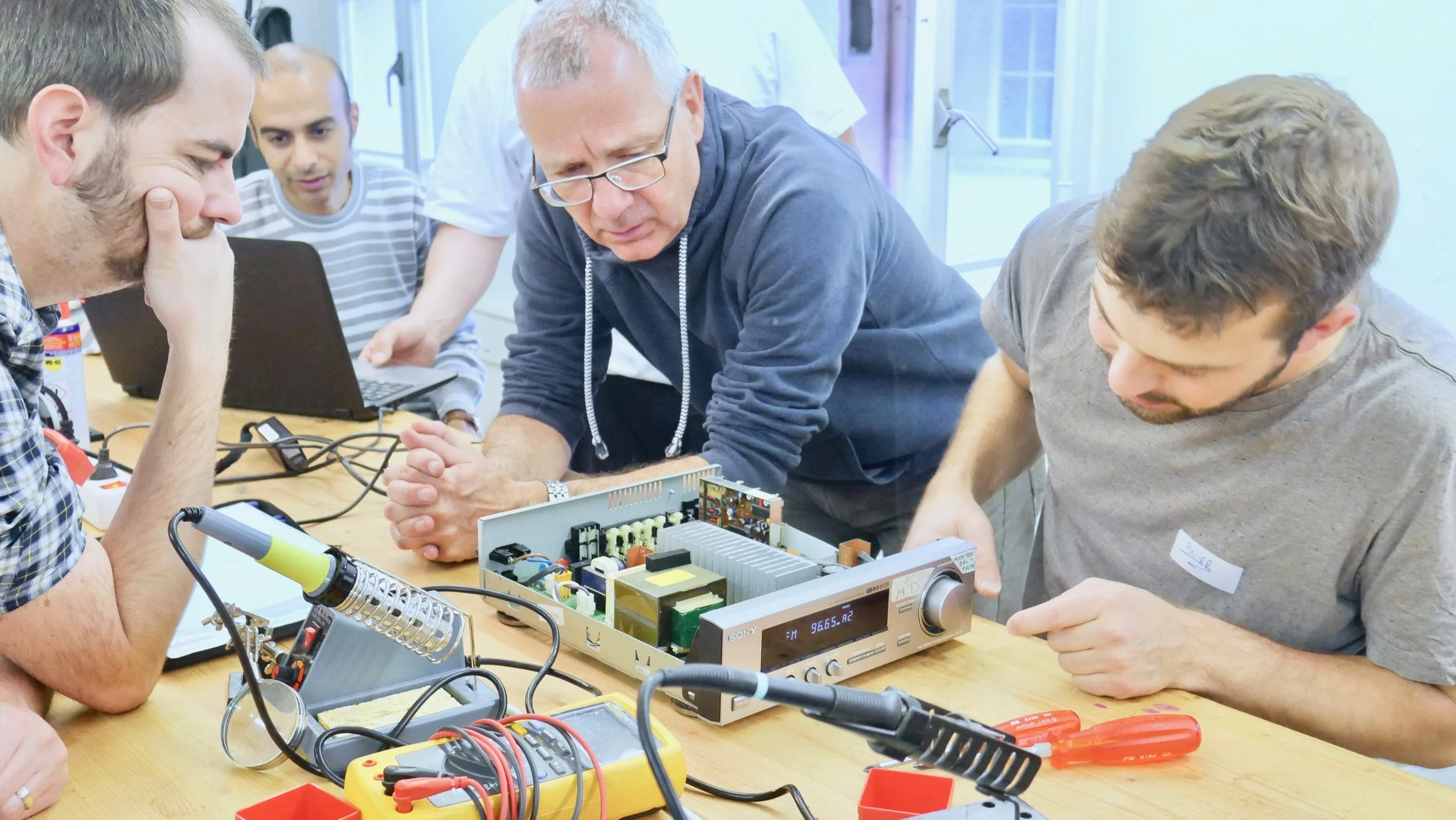 Reparieren statt wegwerfen, tauschen statt kaufen: Repair Café und Share The Schrank in Aarau