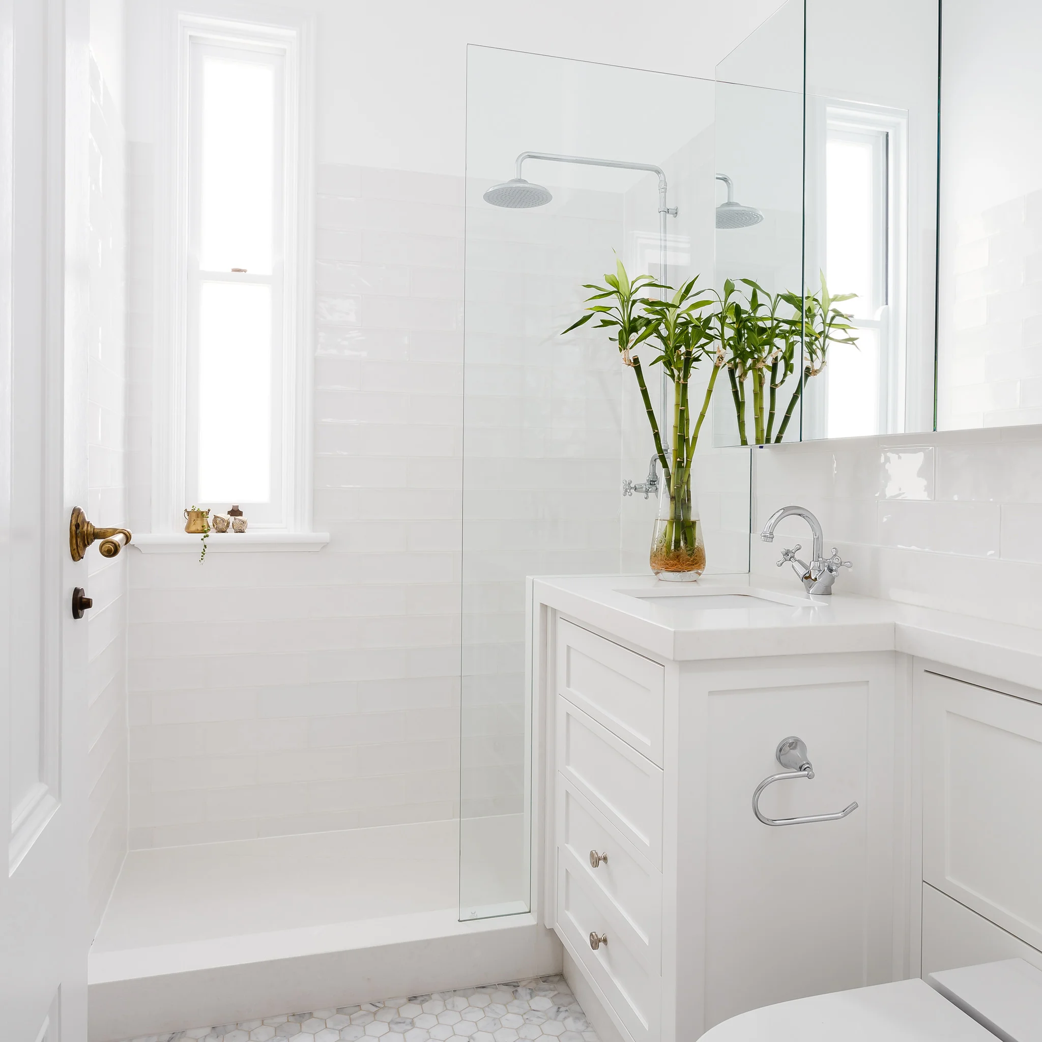 white-hamptons-bathroom.jpg