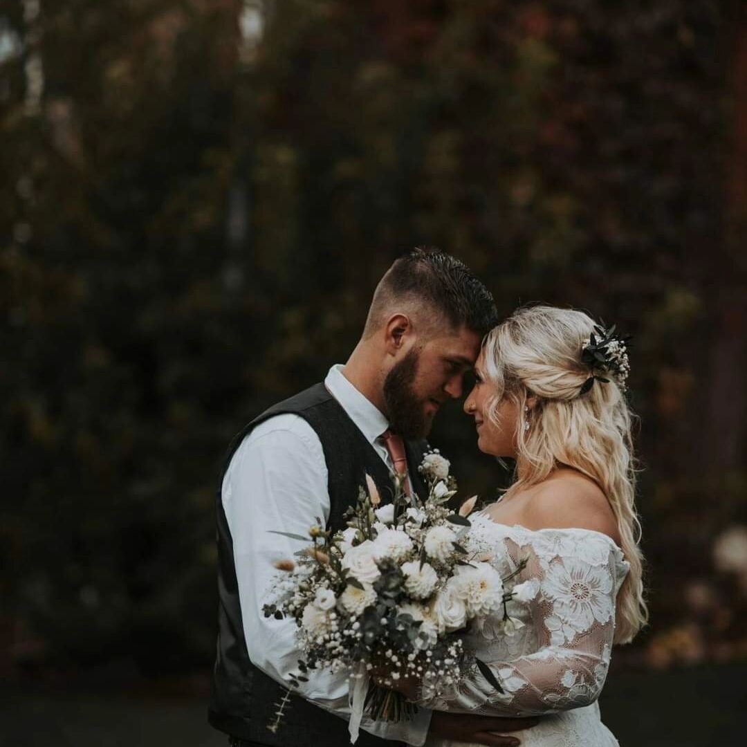 This was a good one 🤍 

A beautiful wedding and beautiful people @maddybonaminio

And one of my favorite venues @vintagegardenbarn

And beautiful photography courtesy of @marykerkesphotography 

#fallwedding
#michiganweddingflorist
#weddingseason 
#