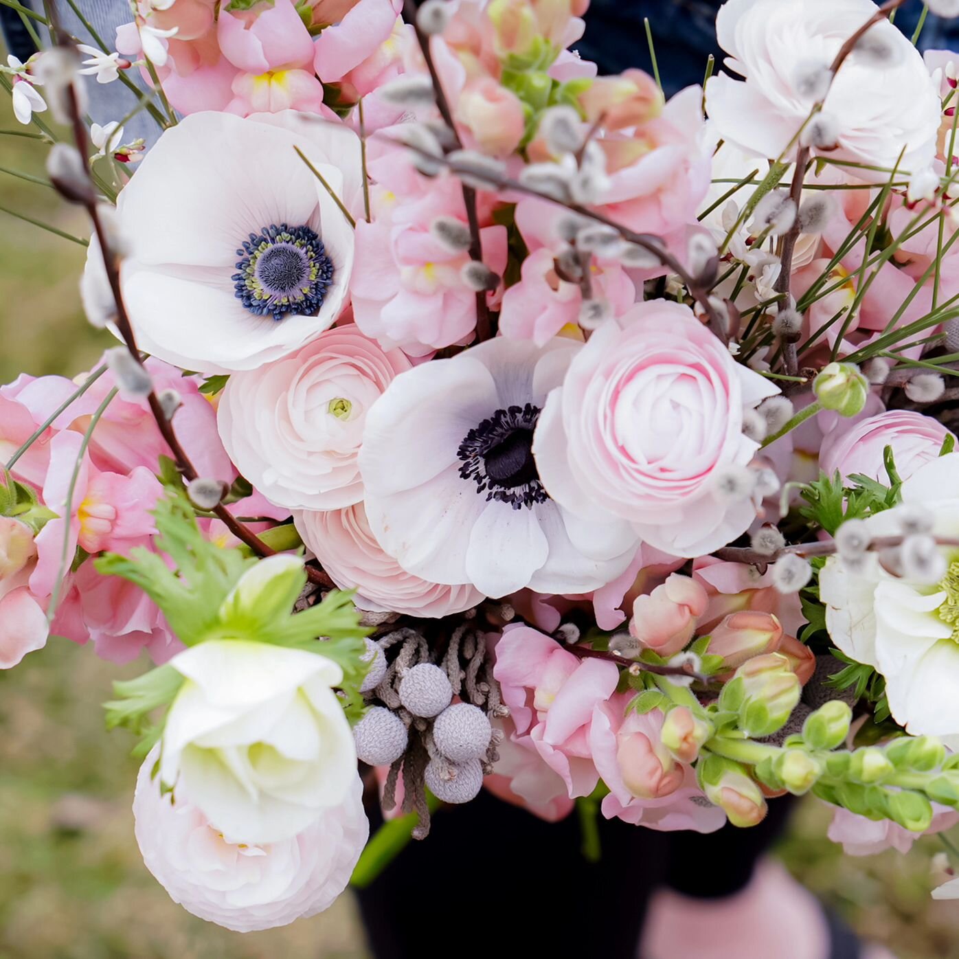 Mother's Day flowers are available for pre-order! 

Here's the deets:
🌷  Two sizes available, both come in vases.
🌷Delivery is an option, but you can also pick up Saturday at the Sandbar Cafe in Addison, Bean Creek Garden Center in Hudson, or here 