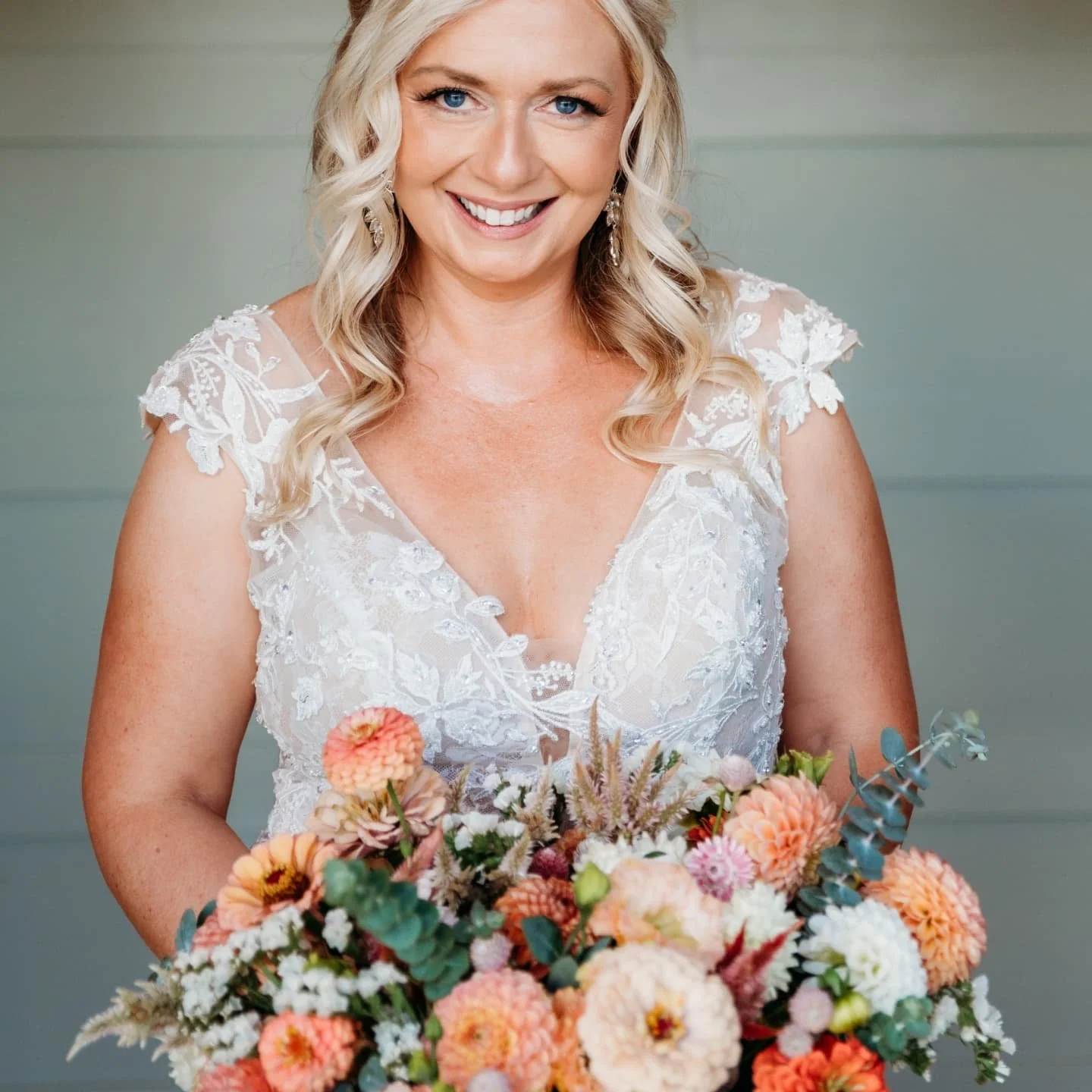 Happy anni to Niki and Martin!!

Wedding flowers all grown here on the farm are NEVER a bad idea🩷 

So much natural beauty captured in one photo by @sycamorelanephotography 😍

#septemberwedding 
#localflowers 
#localweddingflorist 
#whitebirchweddi