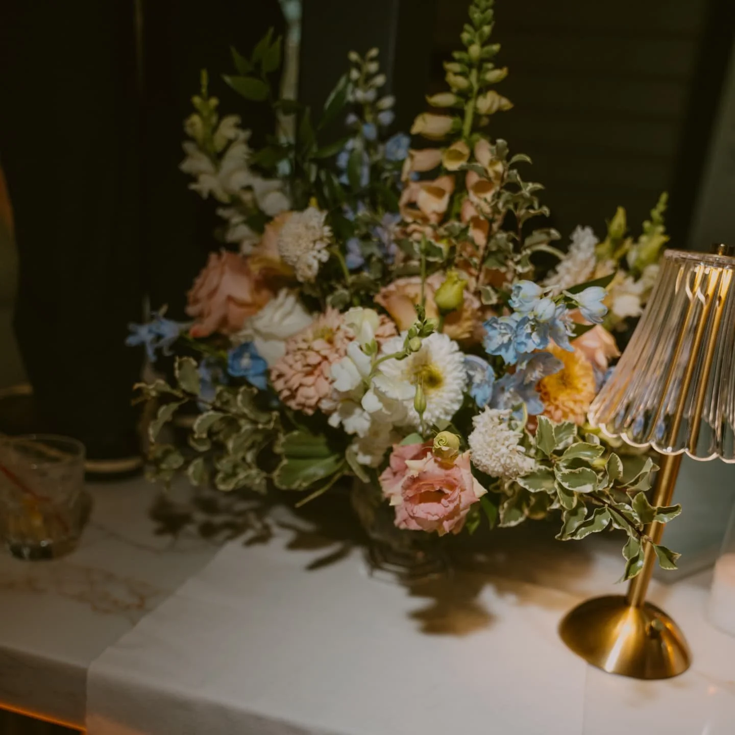 Late night bar florals and petit bud vases are always a yes🤍 

Couple @sarahmeriwether @tonedang 
Venue: @silvershores
Photographer: @alexconversephotograpny
Planner: @opulentplanning
Floral sourcing @dwftoledo @blackdogflowerco
Content creator: @ve