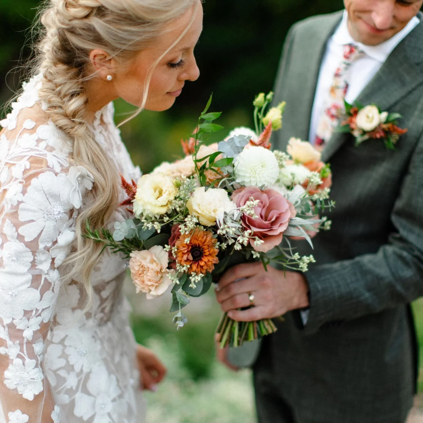 September weddings have my whole heart....(and so do these two)🤎

We're currently in the thick of September weddings, and it's so easy to keep your head down, designing your heart out, cleaning, organizing, cutting, processing, filling, sweeping, sc