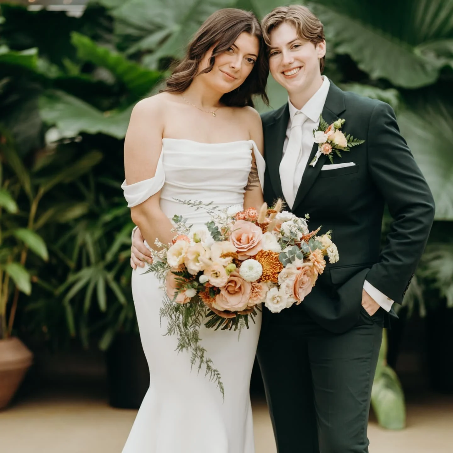 When the curve of the fern is perfect🤎

More September weddings to gush over...
Especially these gorgeous humans whom I love so much.

Miss you @shlaffs and @skshlaffer 

Photography @moonbeammediaco
Venue @dtmarketgr

#familywedding
#Septemberweddi
