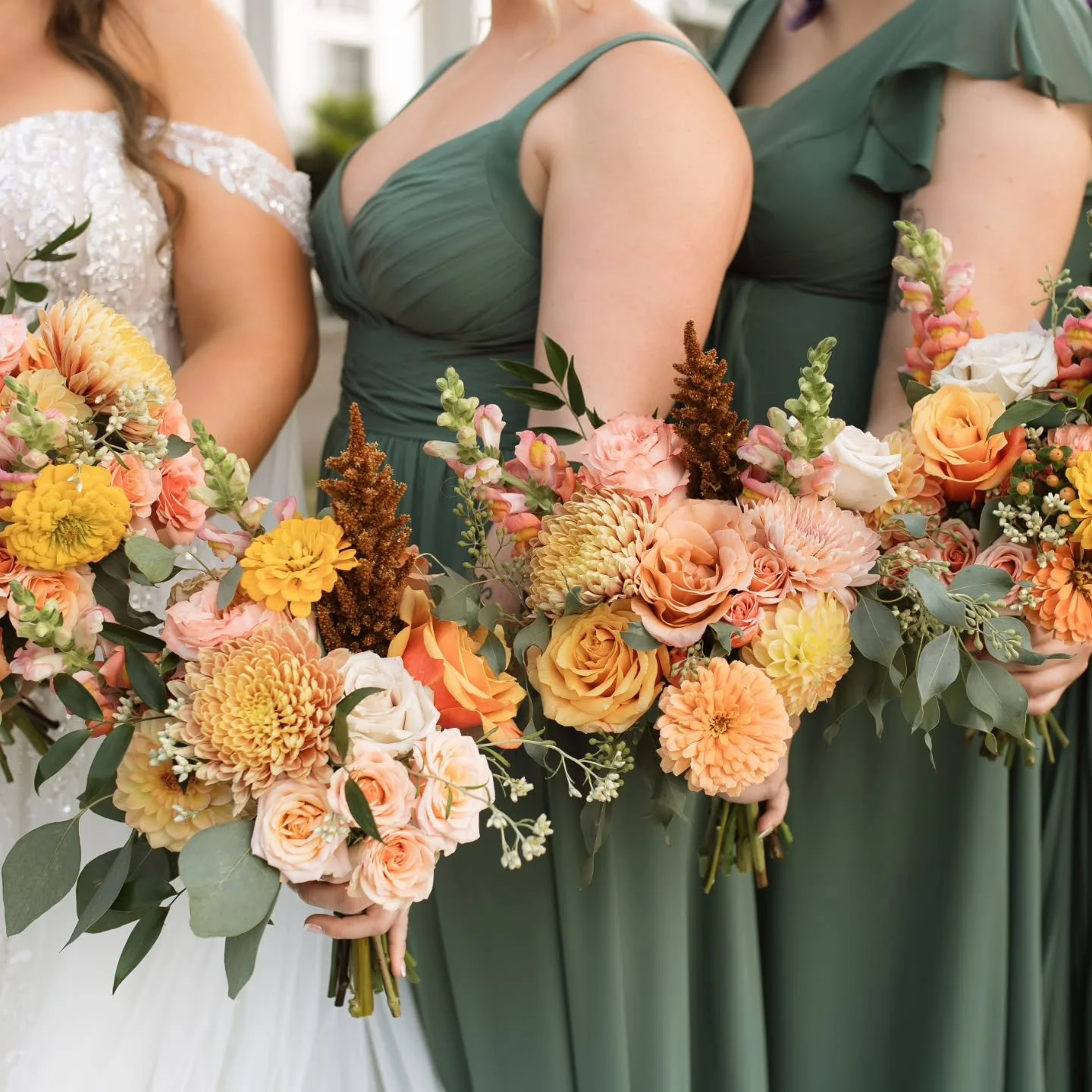 Shelby sent me her gallery today and it helped break my posting hiatus 💛 Warm fall flowers are so so good for the soul.

Gorgeous photos by @allienicolesphoto
Venue @waldenwoodsweddings
Coordination @olesweddingsolutions
Beautiful bride @shelbyy_mab