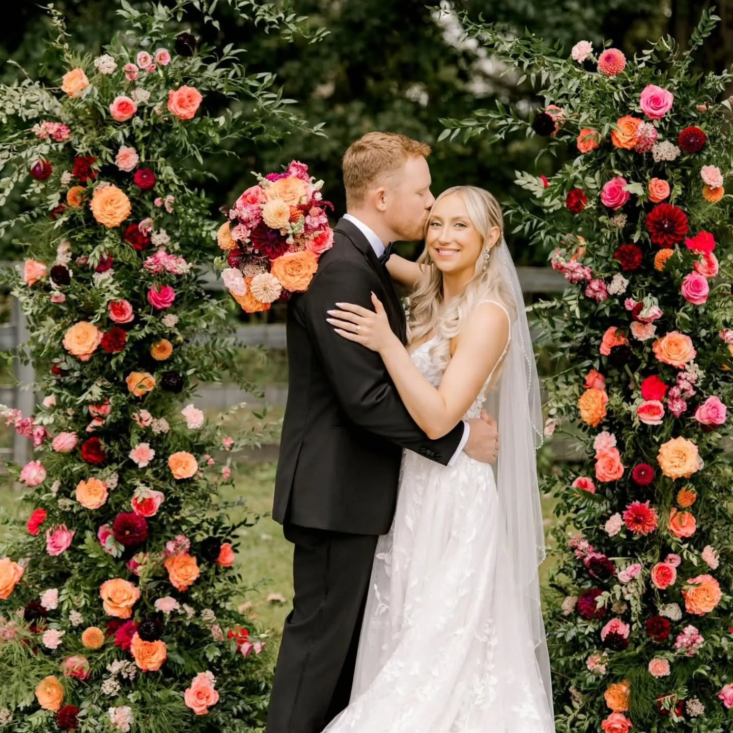 We love a movable floral design.
We love a bold color palette. 
We love when your flowers end up in all your photos💞

Get yourself a coordinator and photographer who do too!😍 Thank you to all the wedding professionals who go above and beyond!! It o