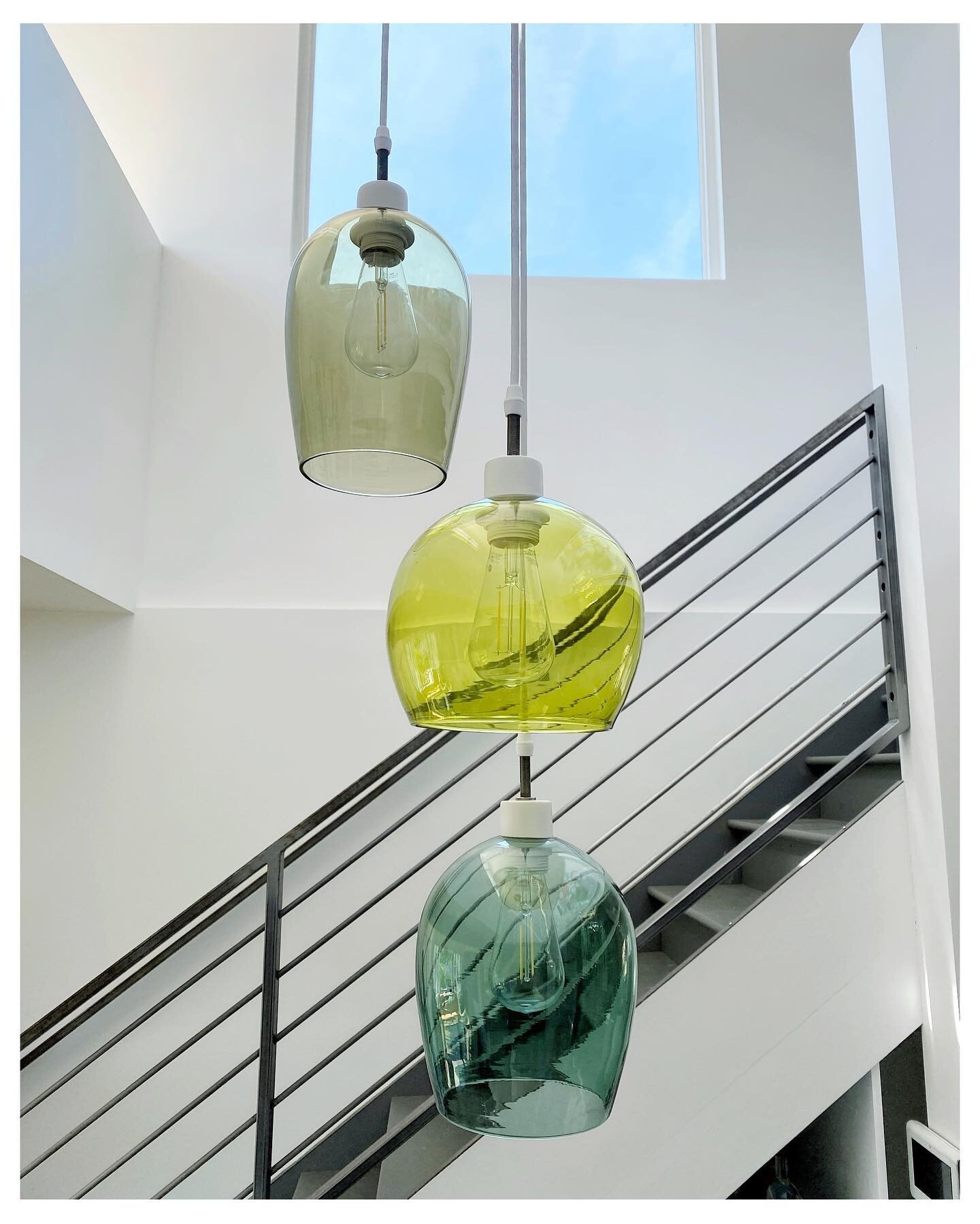✨Custom lighting trio in the center of this modern mountain home. 

#handblownglass #customlighting
 #💡