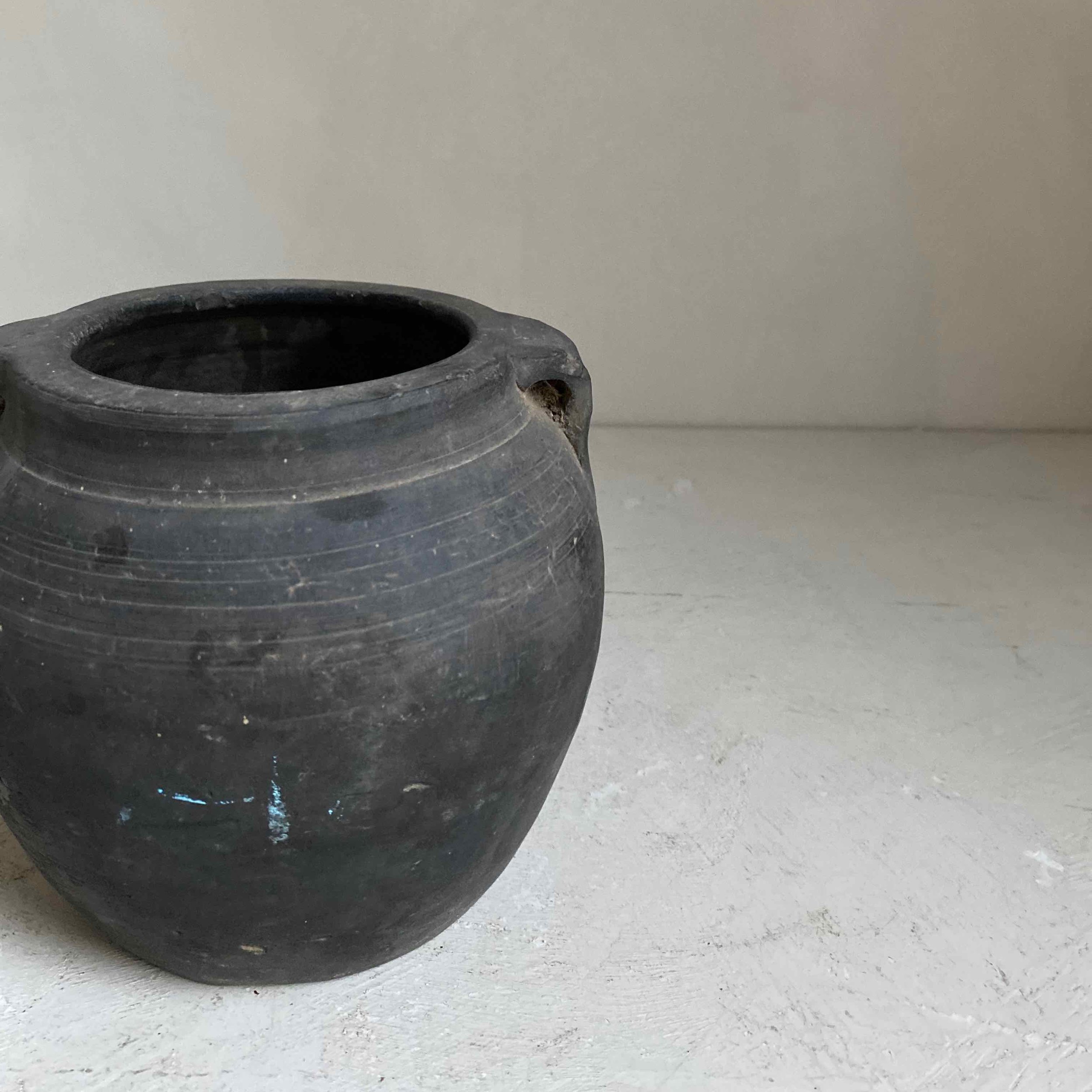 Small clay pots 16.4.2022 - 5.jpeg