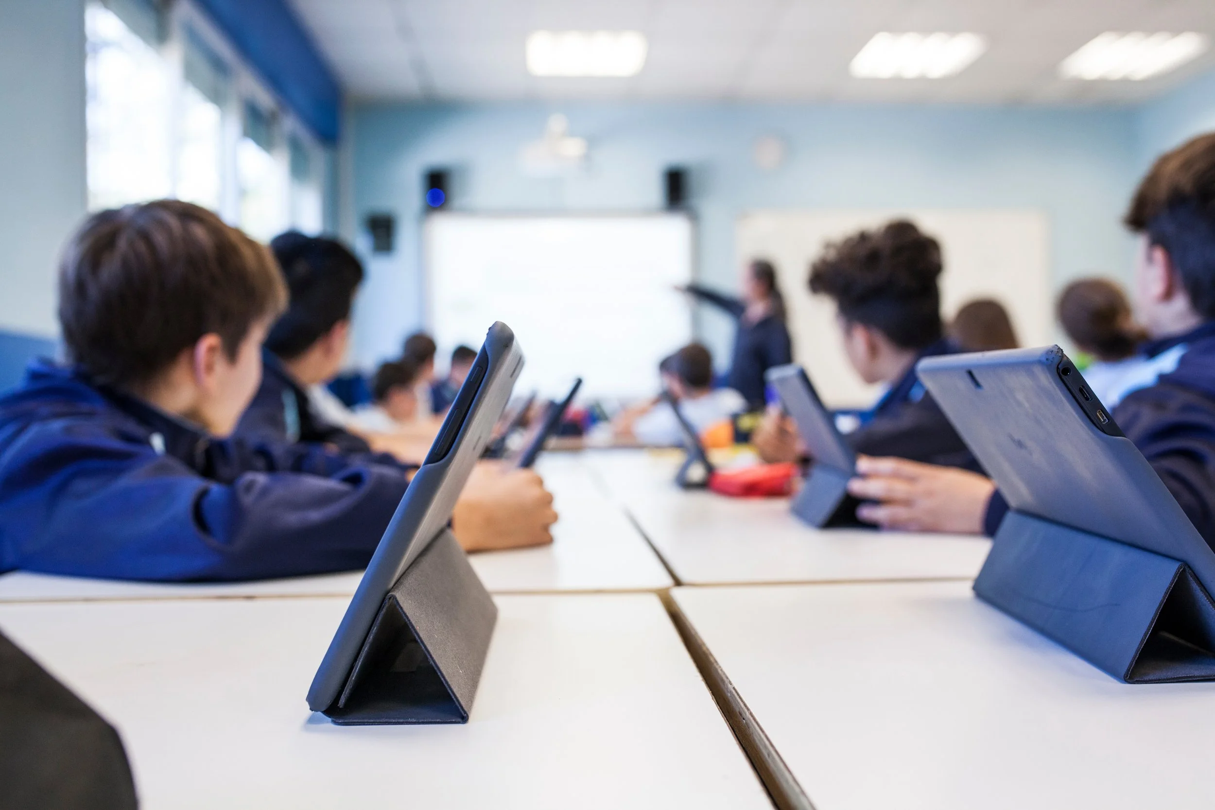 What Makes a Good Charging Cart for Schools