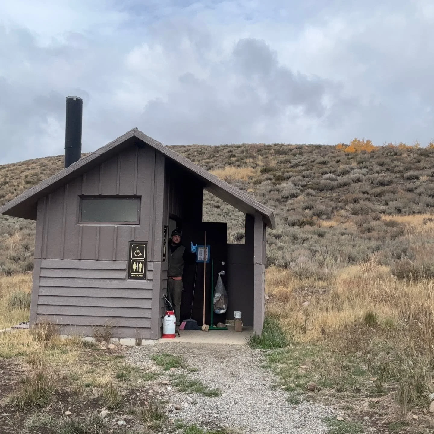Less glamorous, but greatly appreciated.  The Hybrid Trail Crew has been helping out on more than just trails this season, and hot dang, we appreciate their work!! 🧹🫧🧴
--
Menos glamuroso, pero muy apreciado. El equipo Hybrid Trail Crew ha estado a