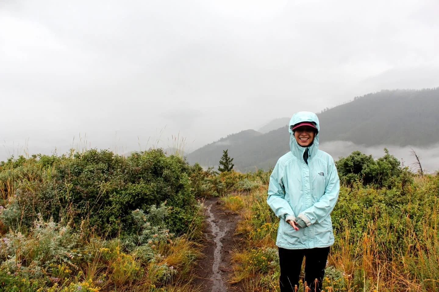 Do: recreate responsibly when the trails are wet ⛈️💧

Don't: stay inside 🤩

Have a great weekend out there! 💙⛰️
--
Hazlo: &iexcl;disfruta de forma responsable cuando los senderos est&eacute;n mojados! ⛈️💧

No lo hagas: &iexcl;qu&eacute;date en ca