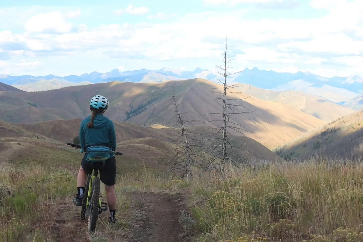 Here's to looking ahead!  Lots of adventures await us in the New Year, and we're looking forward to a whole year of building trails, maintaining trails, and recreating on trails!🎊✨⛰️
--
&iexcl;Por el futuro! Nos esperan muchas aventuras en el nuevo 