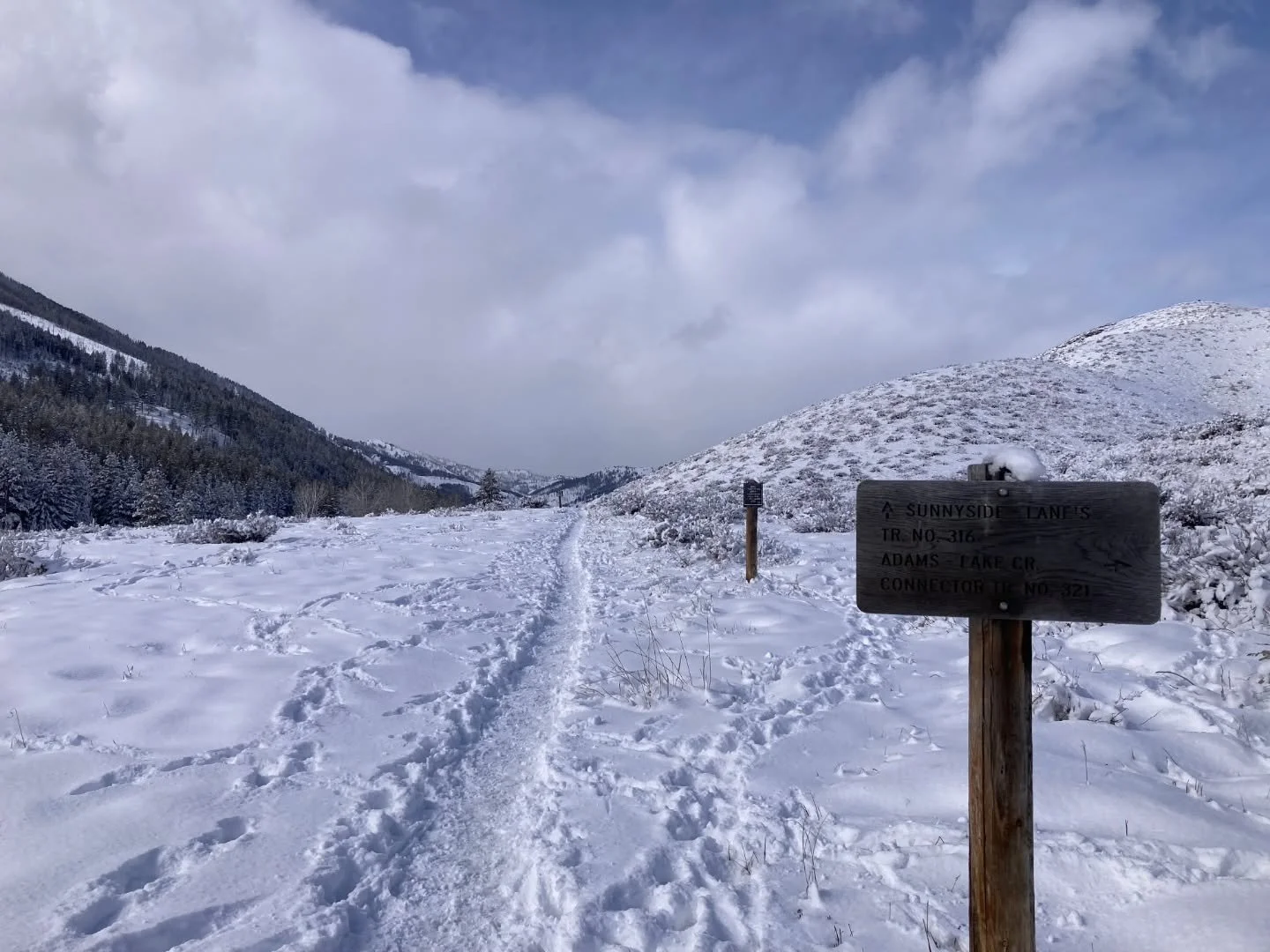 Welcome back winter!  What a gorgeous day on the trails around the Valley!❄️❄️❄️❄️
--
&iexcl;Bienvenido de nuevo, invierno! &iexcl;Qu&eacute; d&iacute;a tan maravilloso en los senderos del valle!❄️❄️❄️❄️