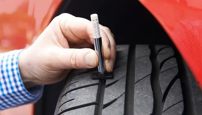 Using-tire-tread-depth-gauge_73454341.jpg