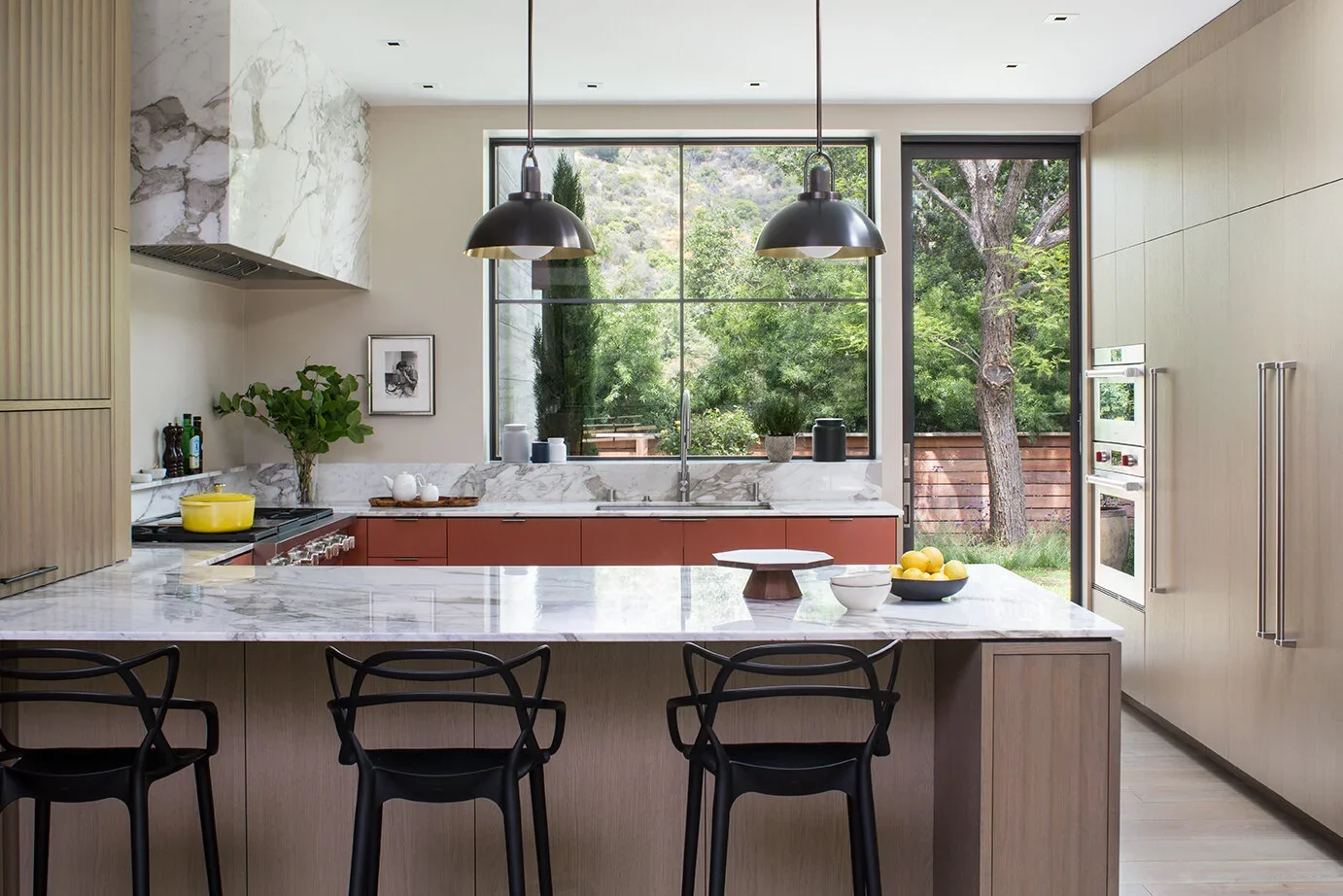 Contemporary-Kitchen-Neutral-Tones-Marble-Countertops-Island-Perfitt-Richards.webp