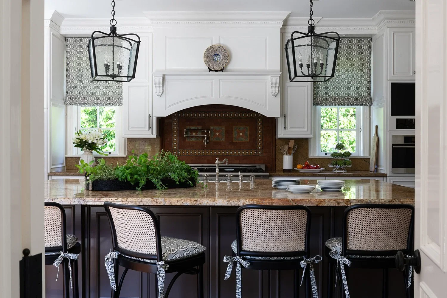 12-kitchen-island-with-bar-stools-perfitt-richards-interior-design.webp