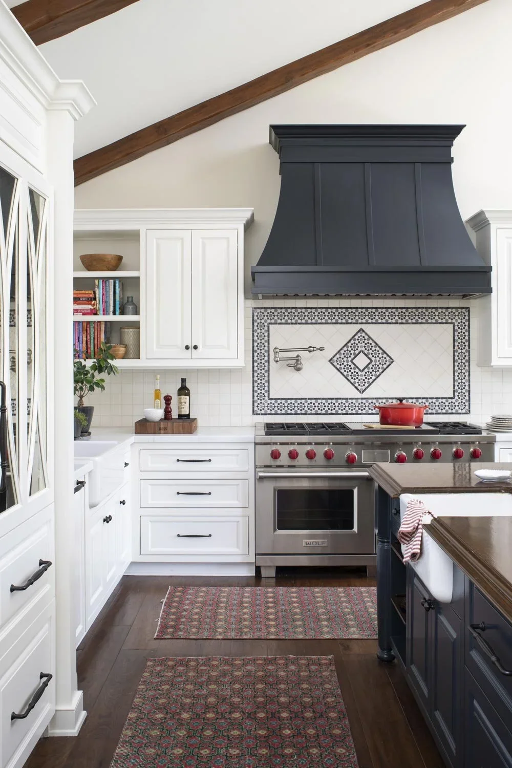 traditional-kitchen-tile-backsplash-dark-blue-island-perfitt-richards-design.webp