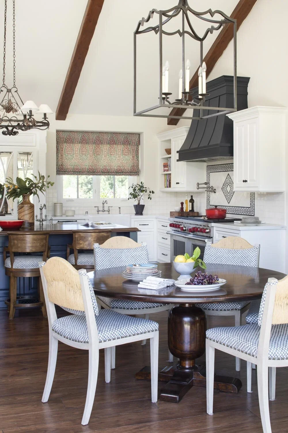 Eat-in-Kitchen-Traditional-Dark-Wood-Perfitt-Richards-Design.webp