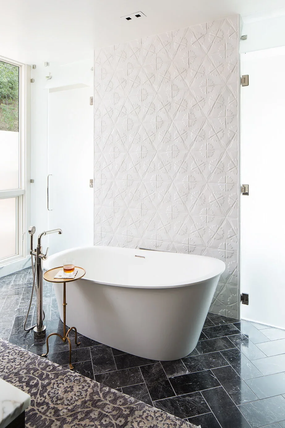 Contemporary-Master-Bathroom-Design-Freestanding-Tub-Textured-Patterned-Wall-Perfitt-Richards-Interiors.webp