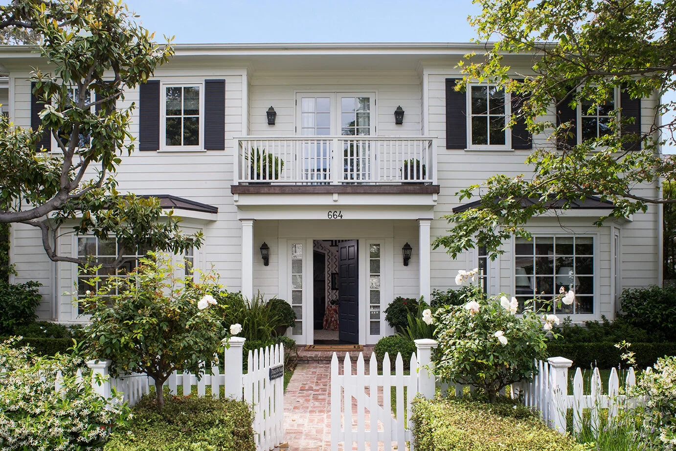Traditional-Front-Exterior-White-Lap-Siding-Colonial-Perfitt-Richards-Interior-Design.webp