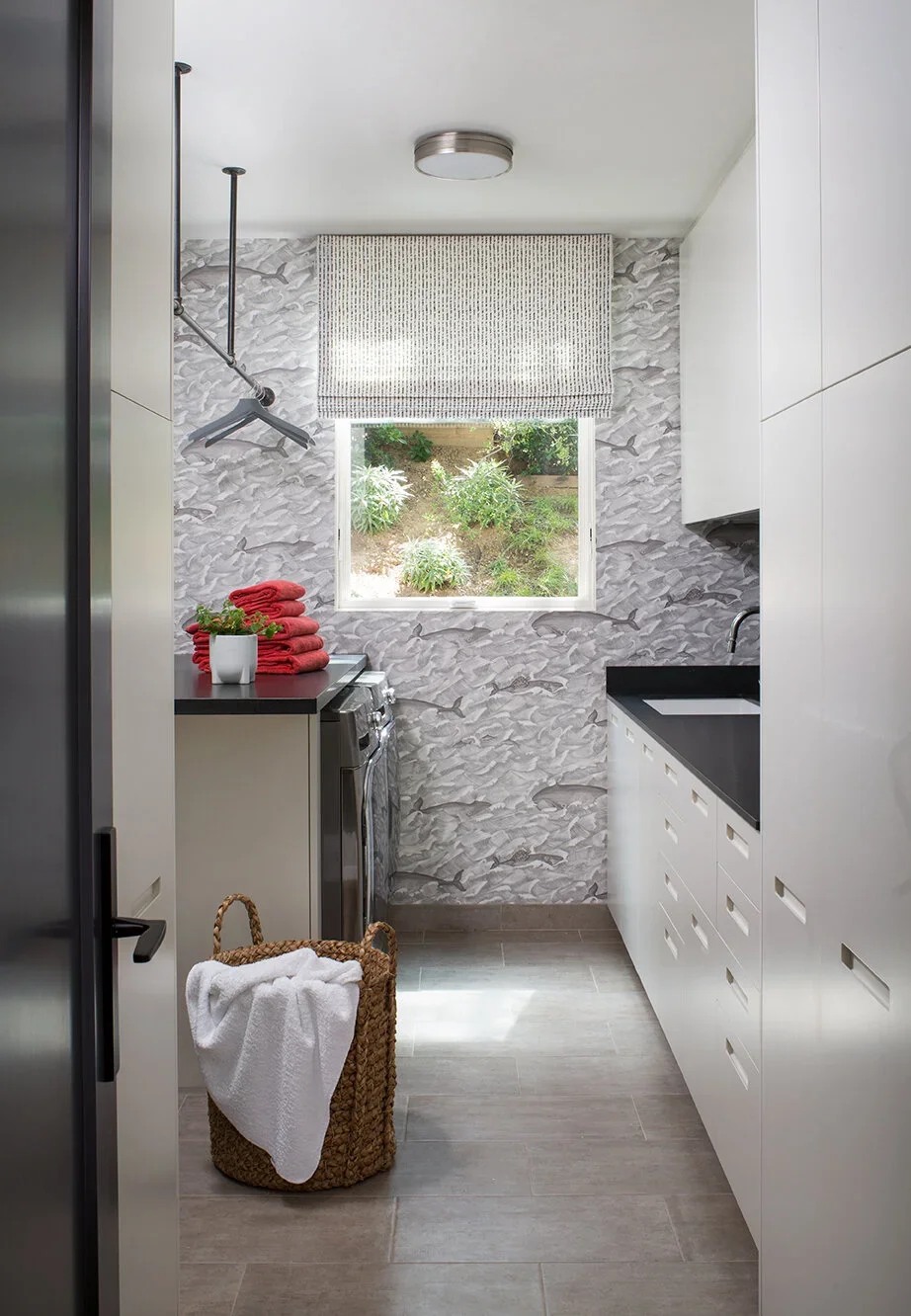 Contemporary-Laundry-Room-Design-Perfitt-Richards.webp