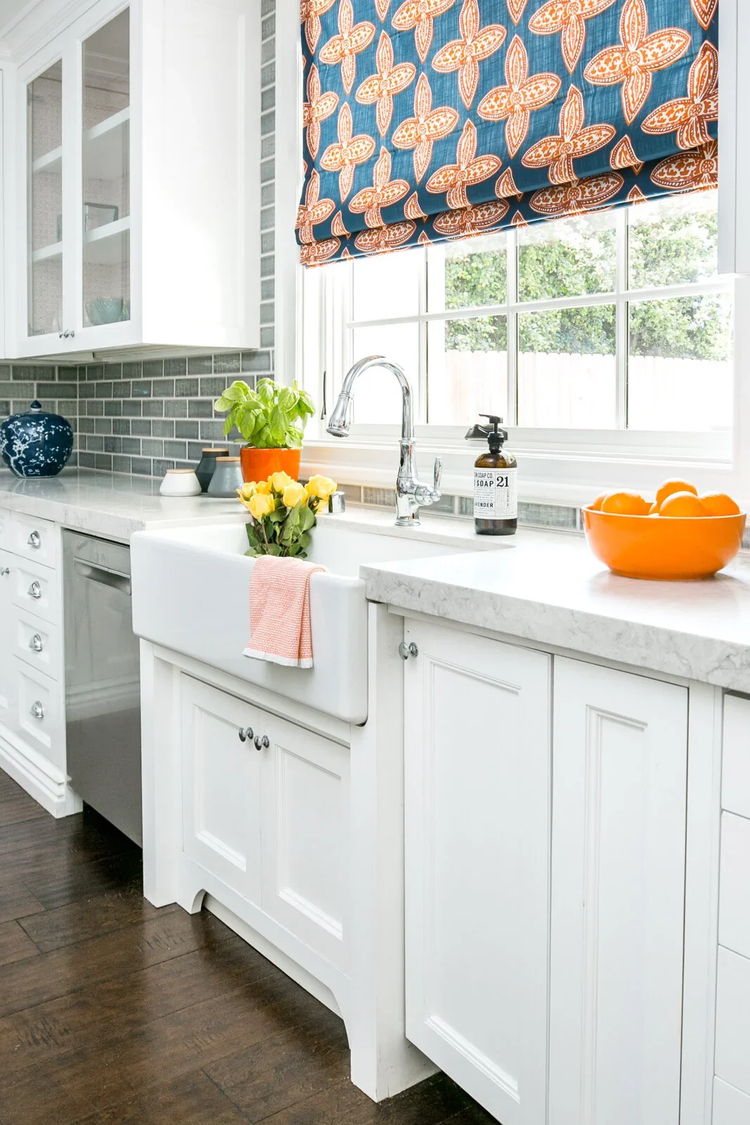 Farmhouse-Sink-Kitchen-Interior-Design-Perfitt-Richards.webp
