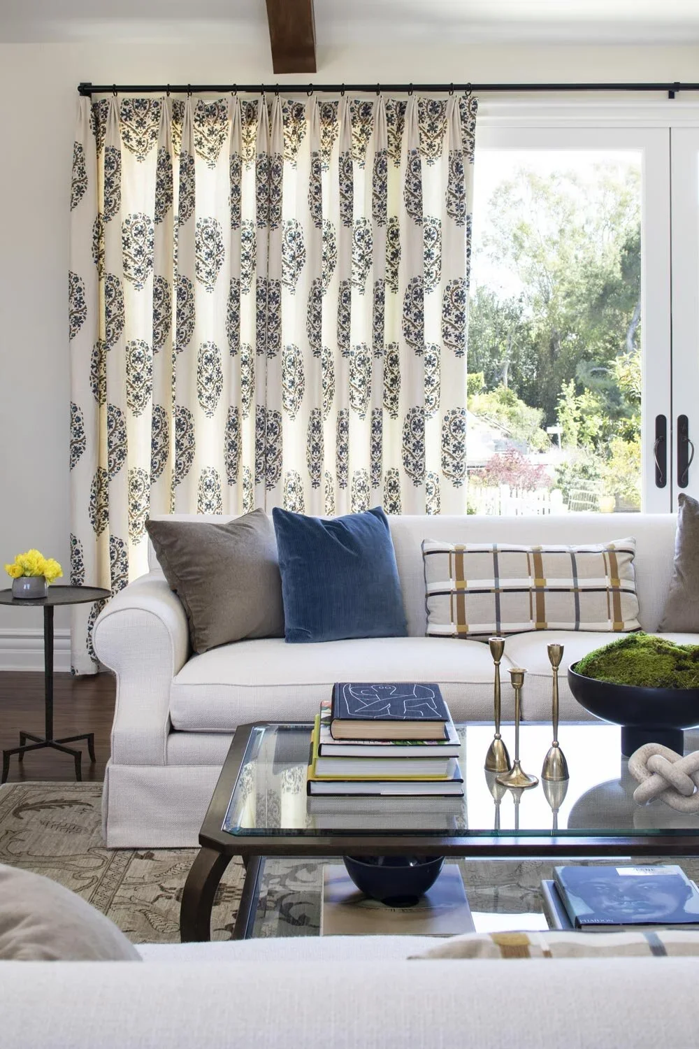 White-Blue-Living-Room-Perfitt-Richards-Design.webp