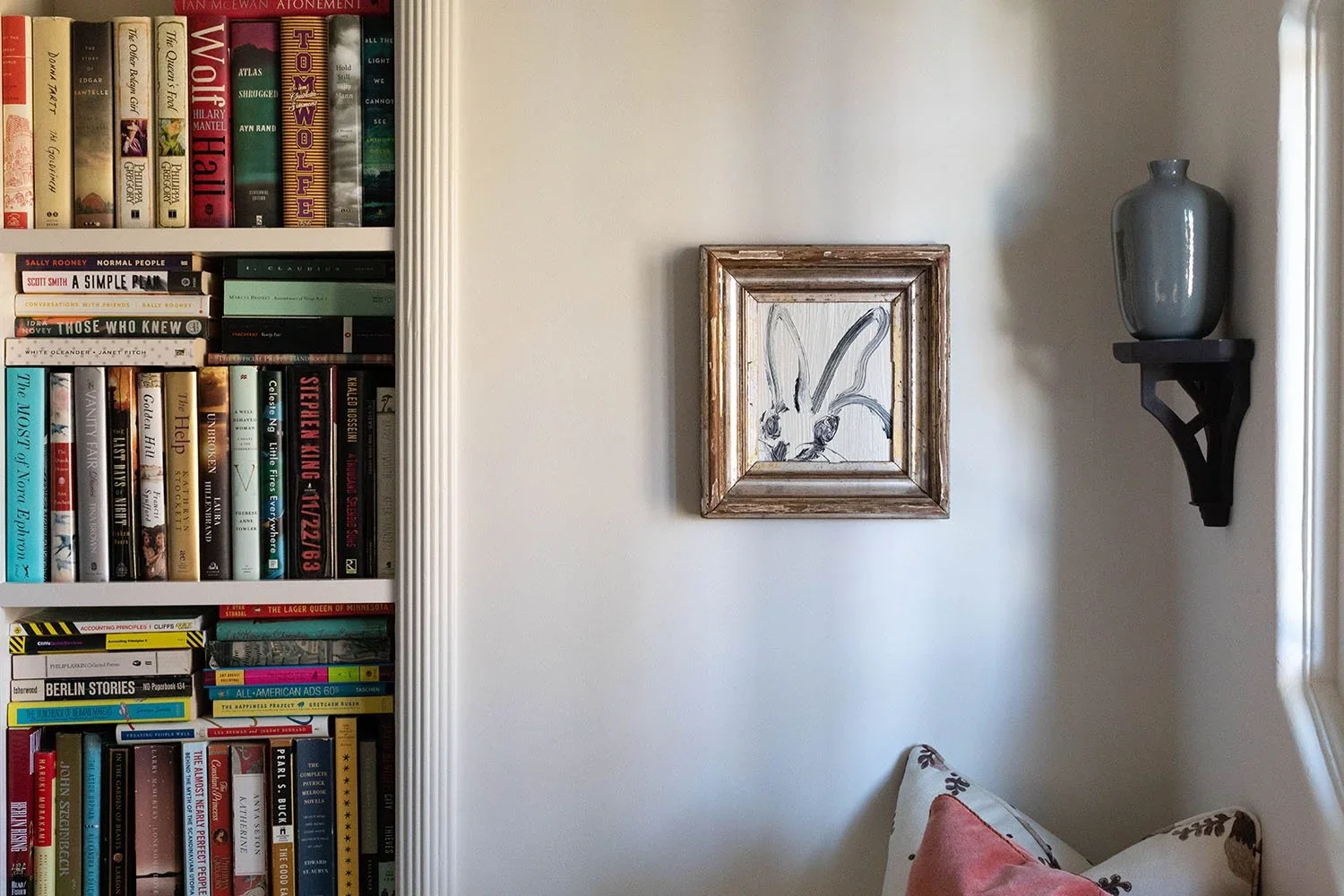14-bookcase-reading-nook-detail-perfitt-richards-interior-design.webp