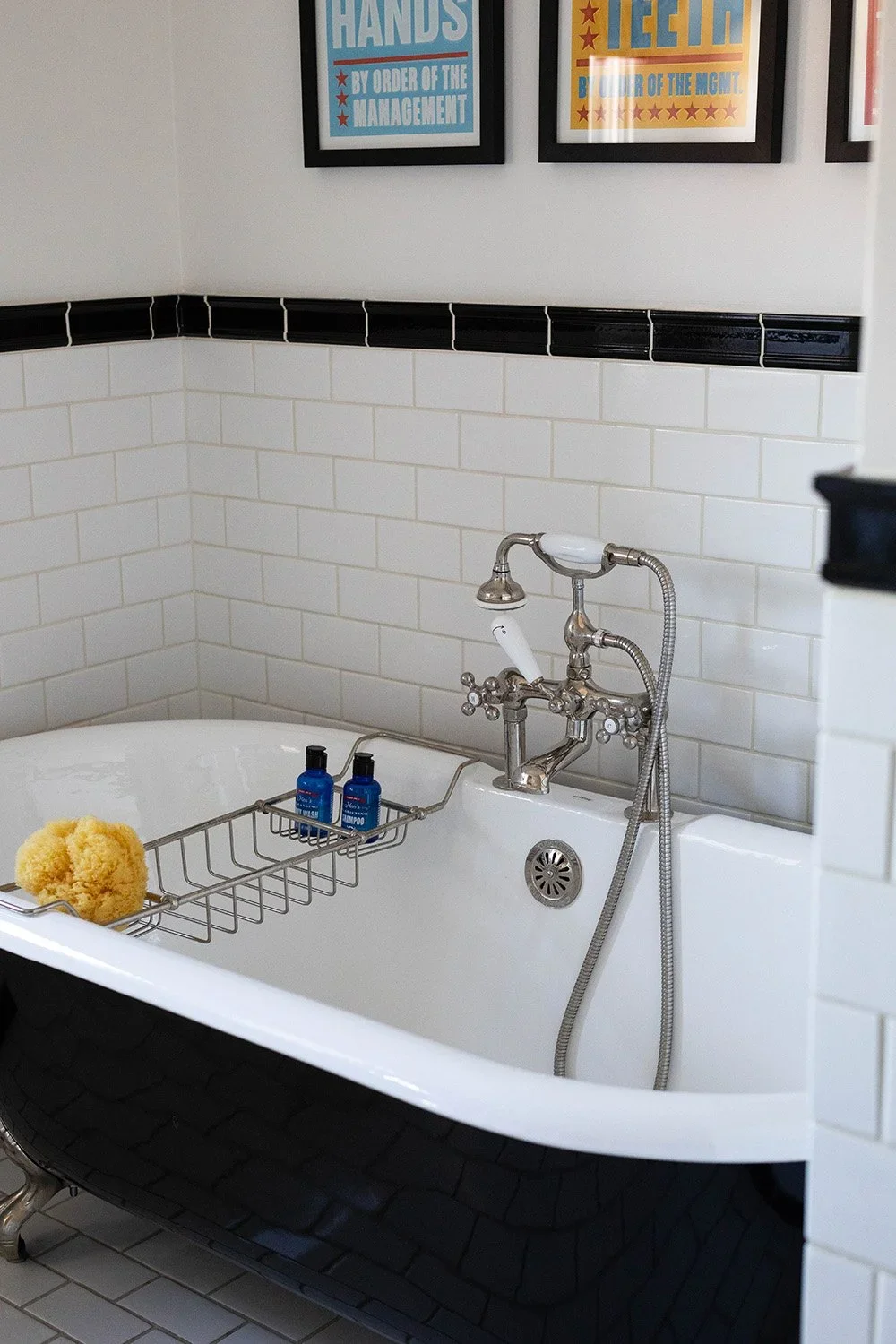 12-black-and-white-claw-foot-tub-perfitt-richards-interior-design.webp