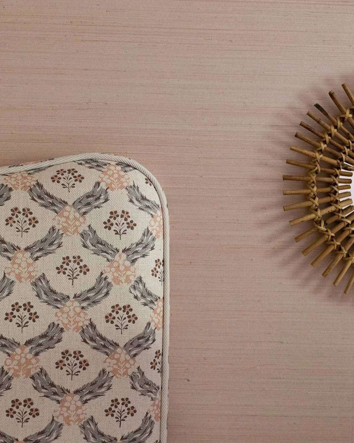 14-detail-fabric-upholstery-and-grass-cloth-wallpaper-perfitt-richards-interior-design.webp