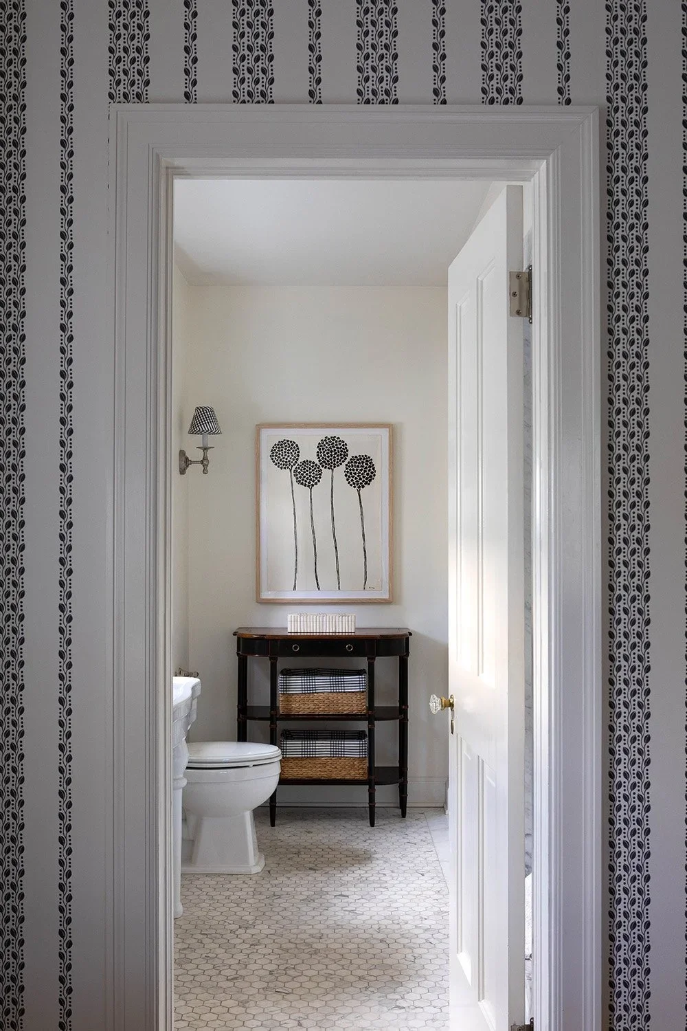 06-bathroom-with-framed-artwork-perfitt-richards-interior-design.webp