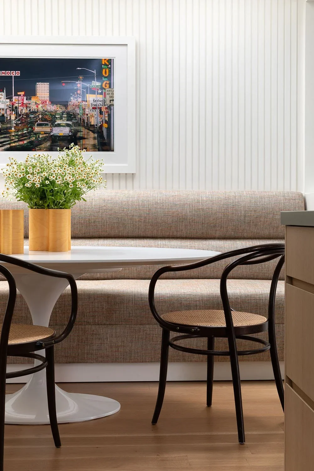 04-dining-area-with-built-in-banquette-perfitt-richards-interior-design.webp