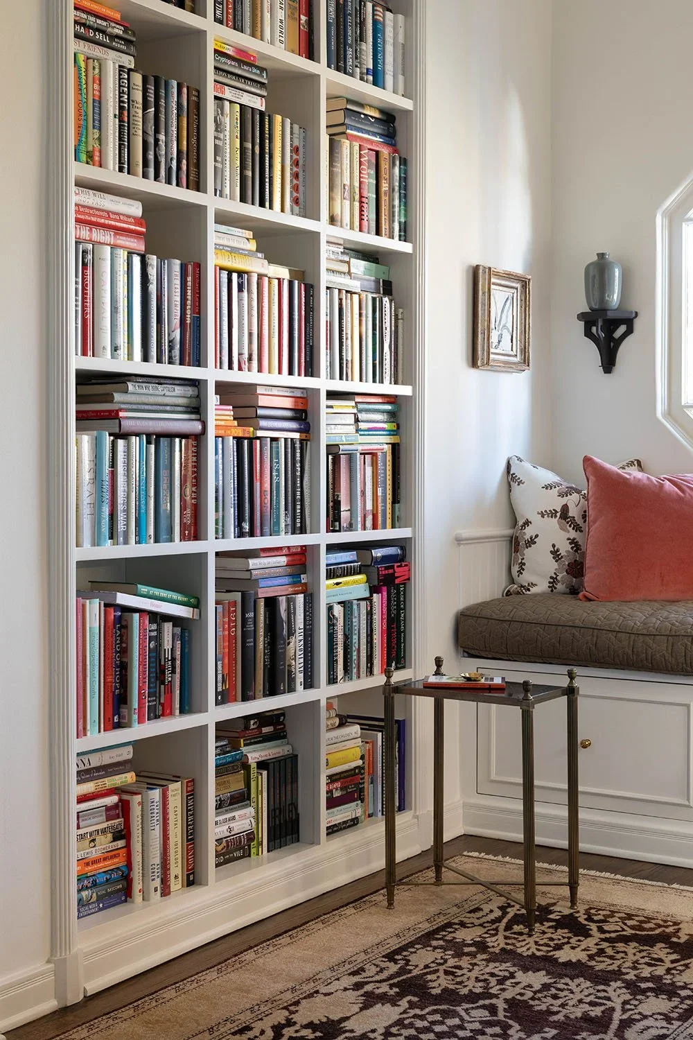 13-built-in-bookshelf-and-reading-nook-perfitt-richards-interior-design.webp