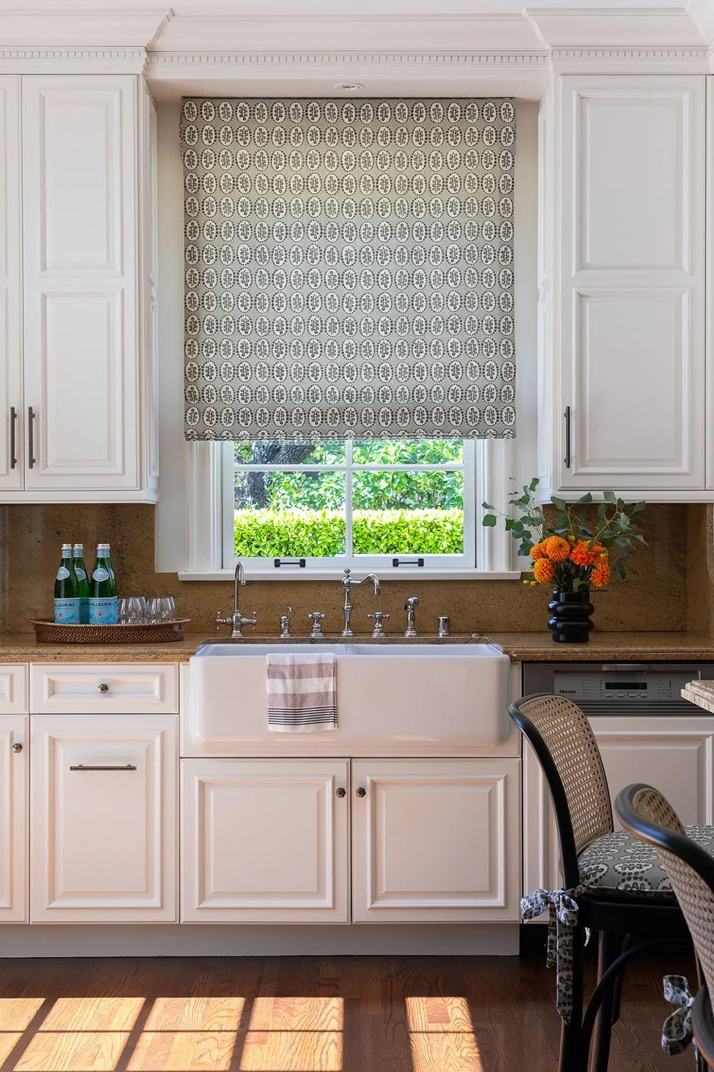 14-patterned-curtain-above-kitchen-sink-perfitt-richards-interior-design.webp