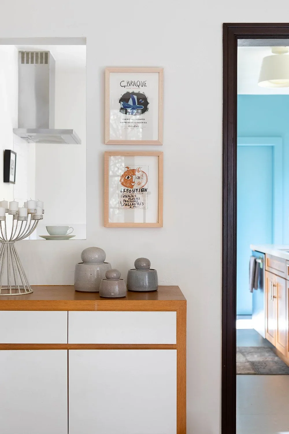 07-Artwork-hanging-in-minimal-modern-kitchen-perfitt-richards-interior-design.webp