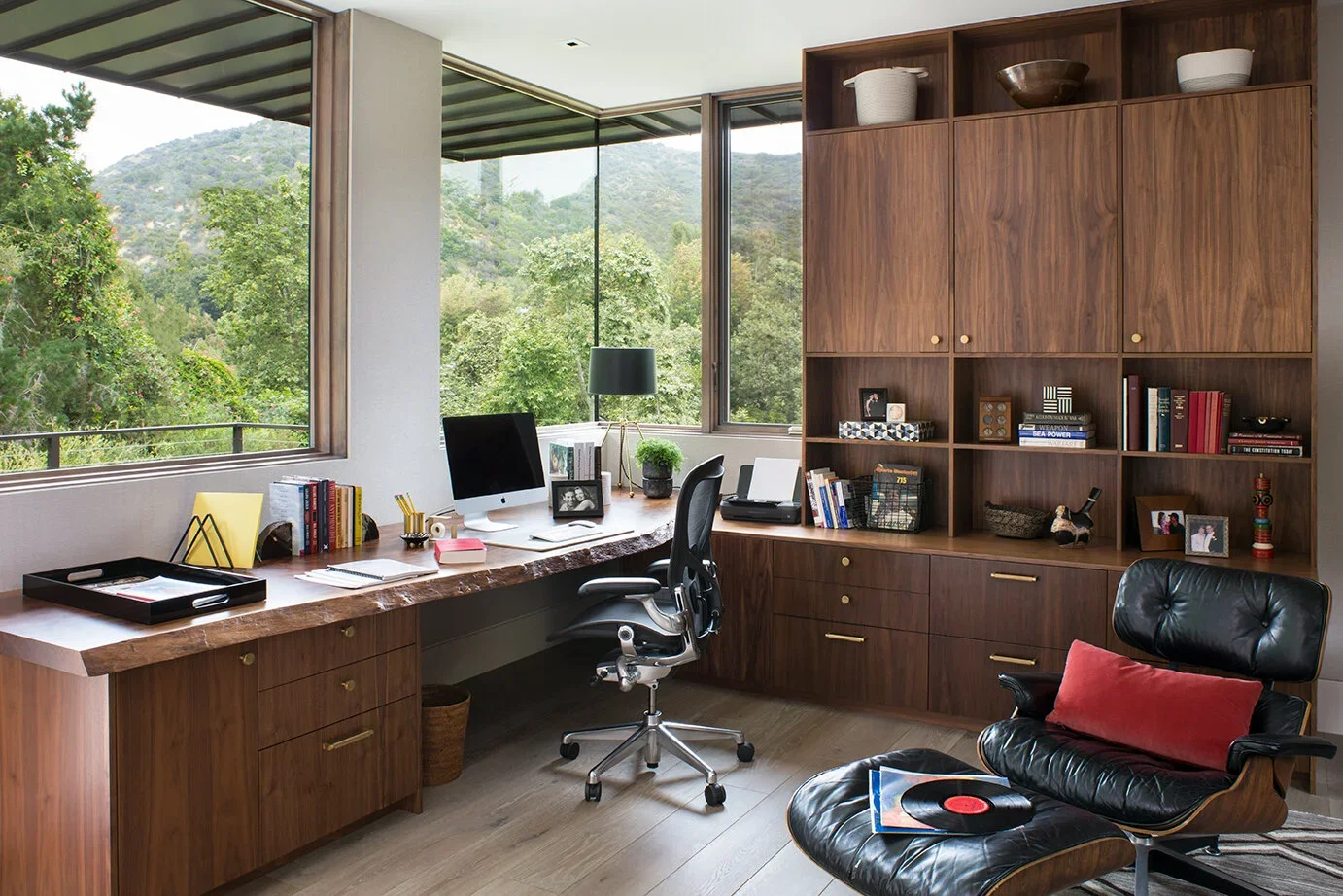 Home-office-Built-in-desk-shelves-modern-Perfitt-Richards.webp