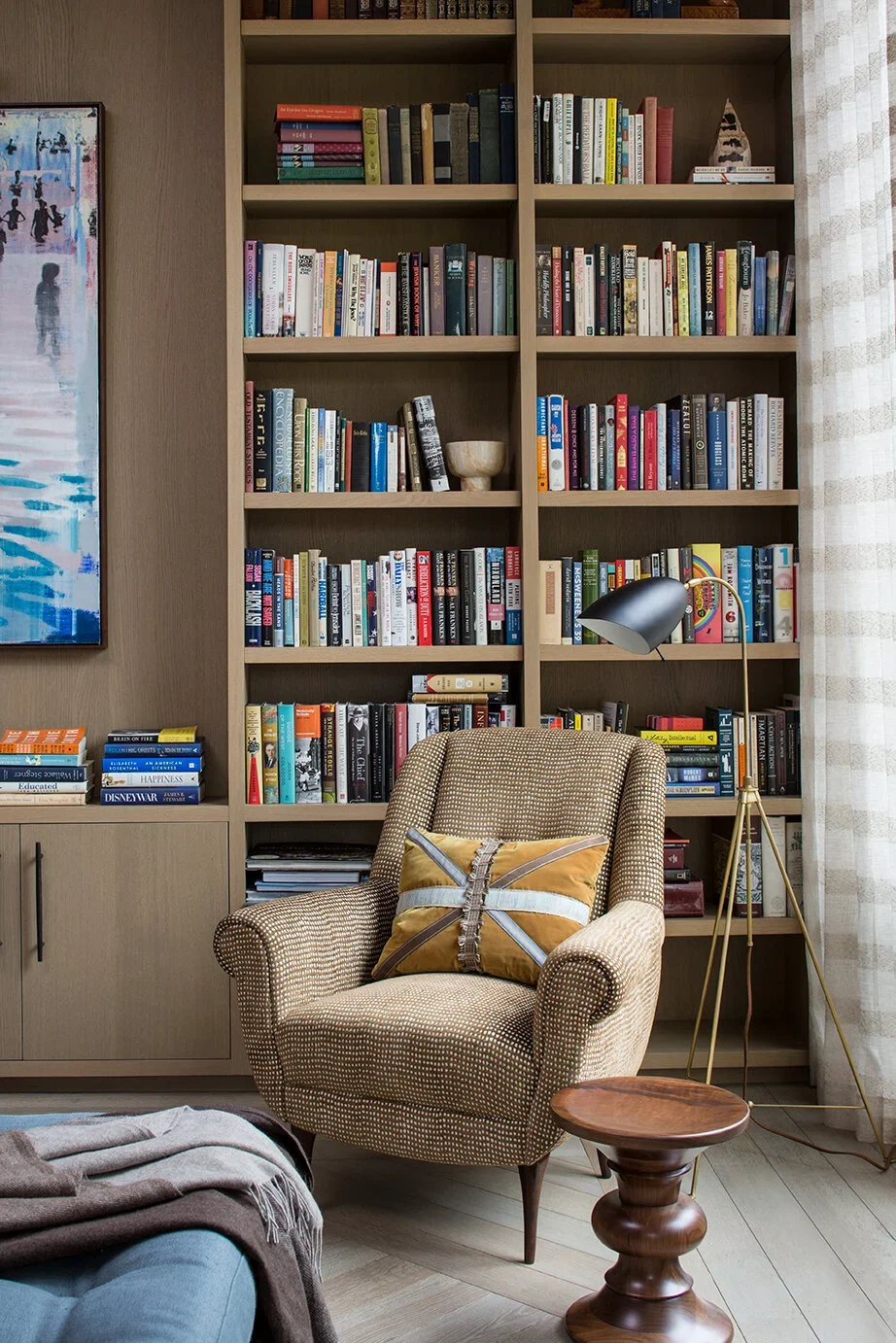 Library-Sitting-Chair-Built-in-Bookshelves-Perfitt-Richards-Interior-Design.webp