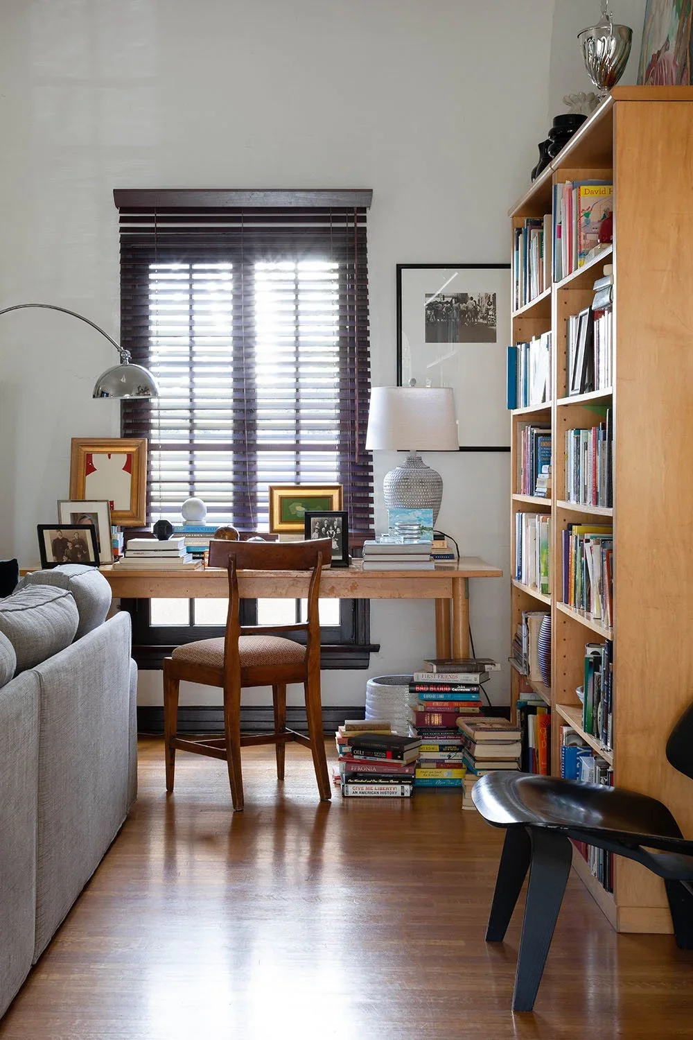 02-Desk-and-bookshelf-in-living-room-perfitt-richards-interior-design.webp