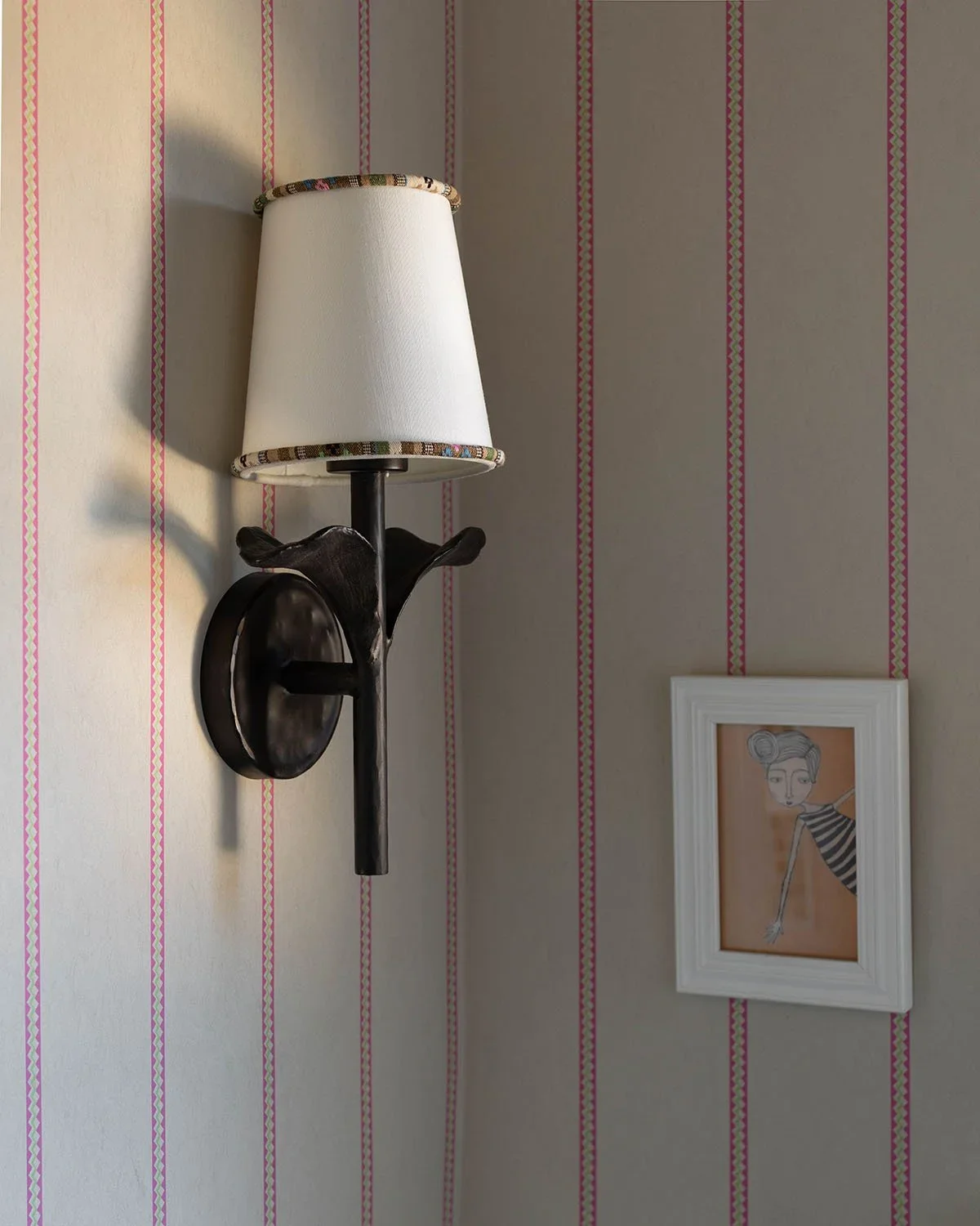 07-wall-sconce-artwork-and-wallpaper-detail-perfitt-richards-interior-design.webp