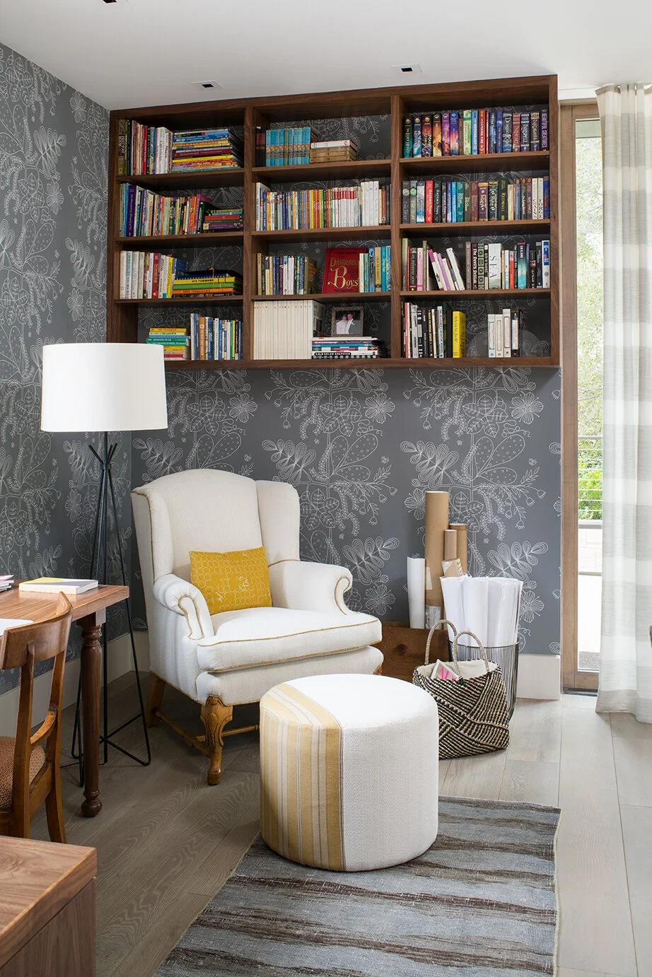 Office-Bookshelves-Sitting-Area-Perfitt-Richards-Interior-design.webp